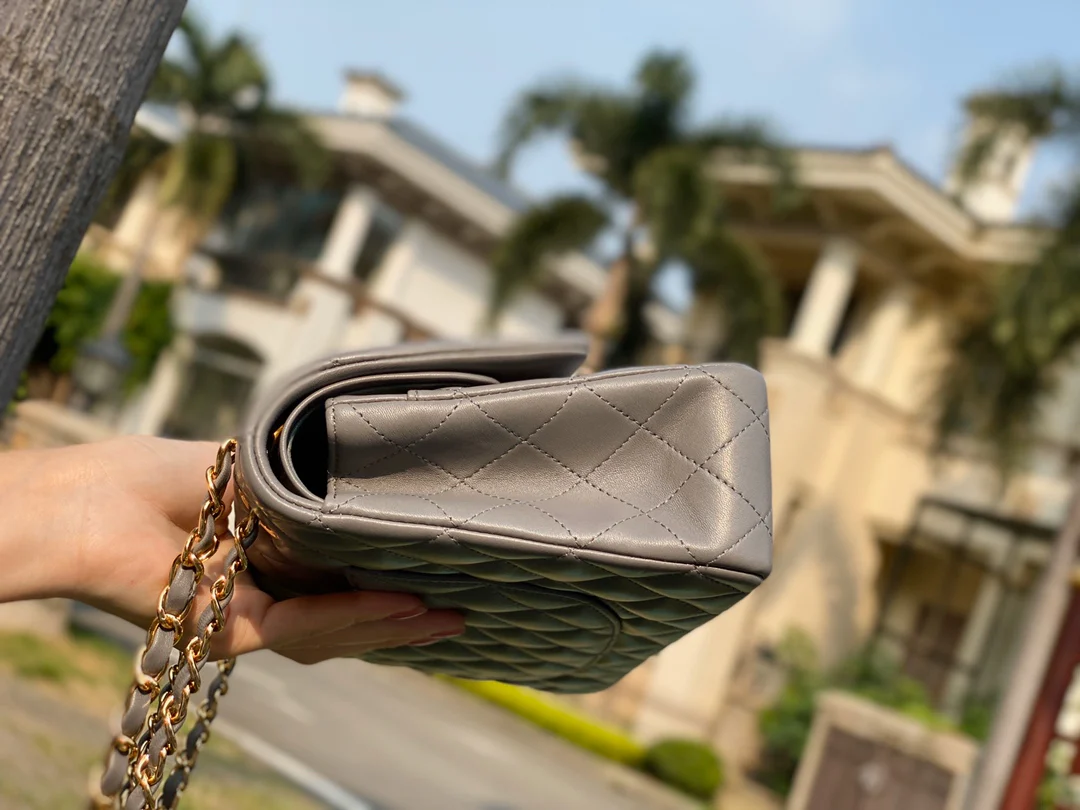 Классическая сумка Chanel из овечьей кожи CF — элегантная серая с золотой фурнитурой — 25 см