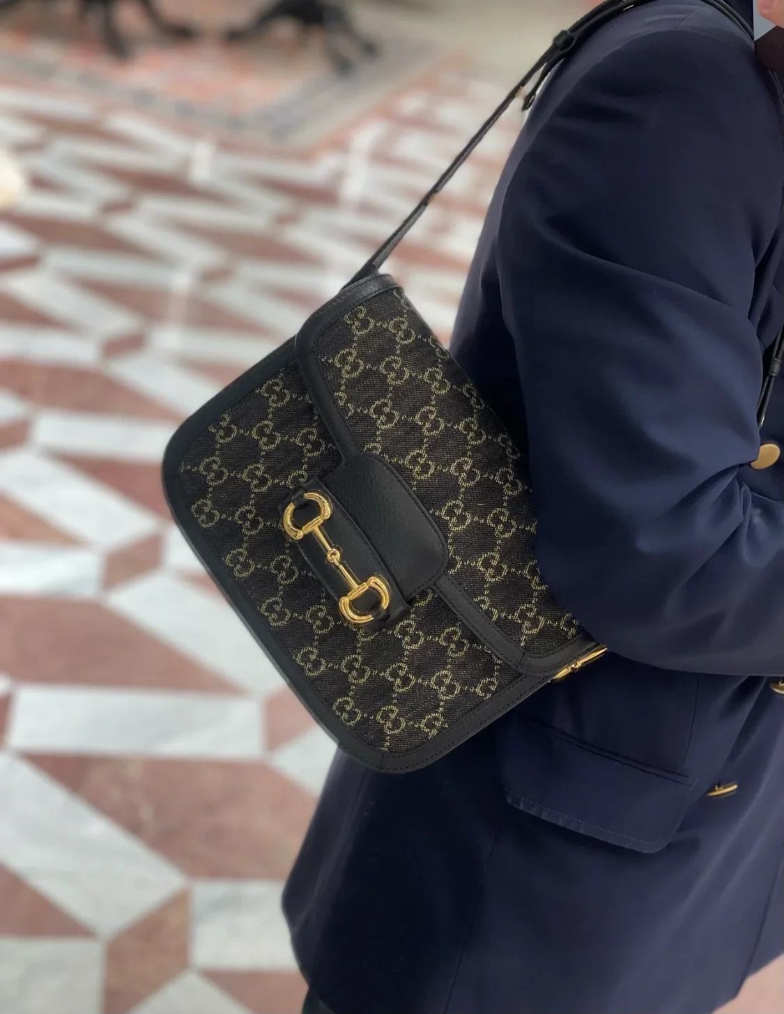 Сумка-седло Gucci 1955 с пряжкой в ??виде подковы — черная джинсовая ткань.