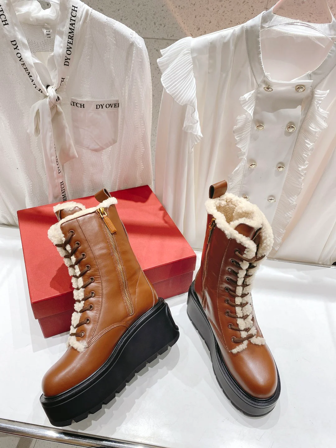 Ботинки на платформе Valentino с подкладкой из овчины — верблюжьего цвета.