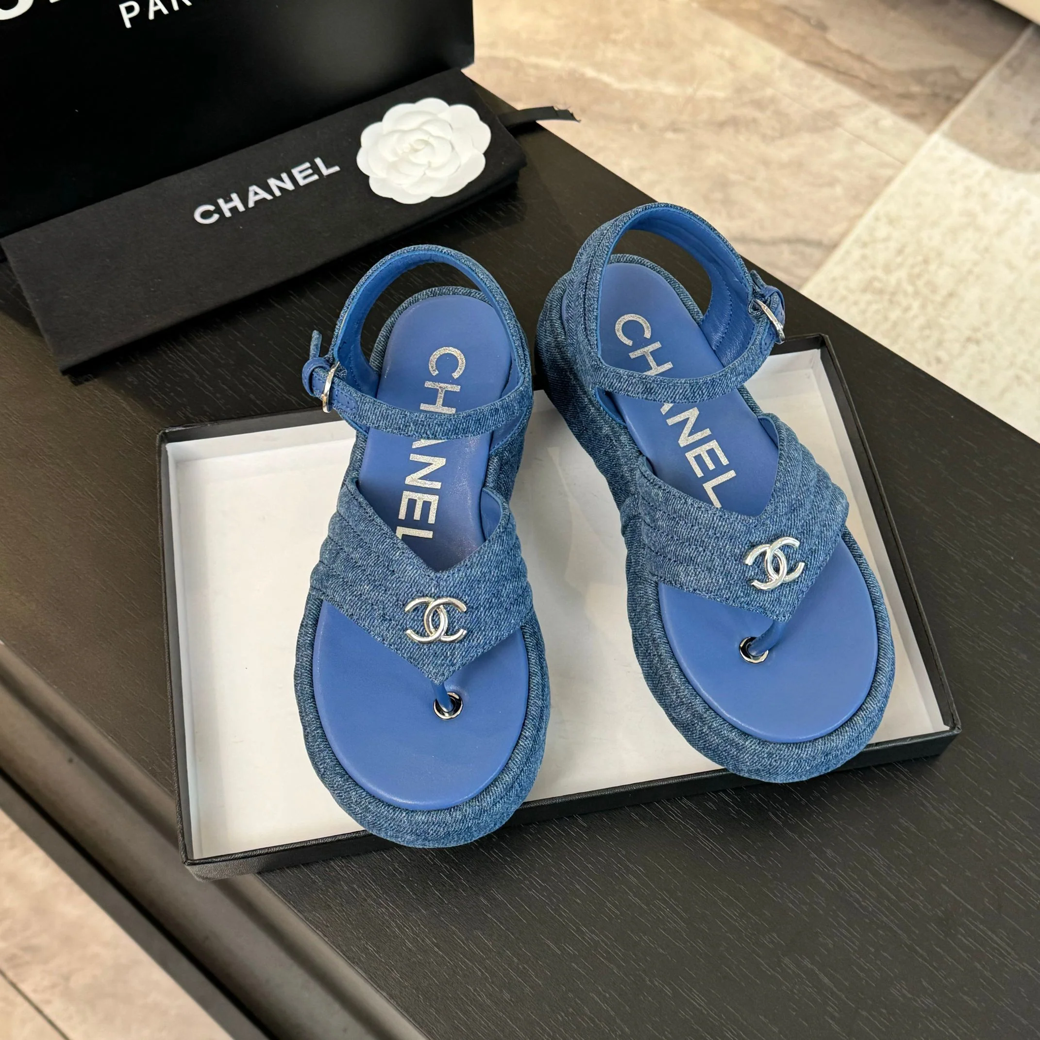 Повседневные сандалии Chanel 2024 - синие