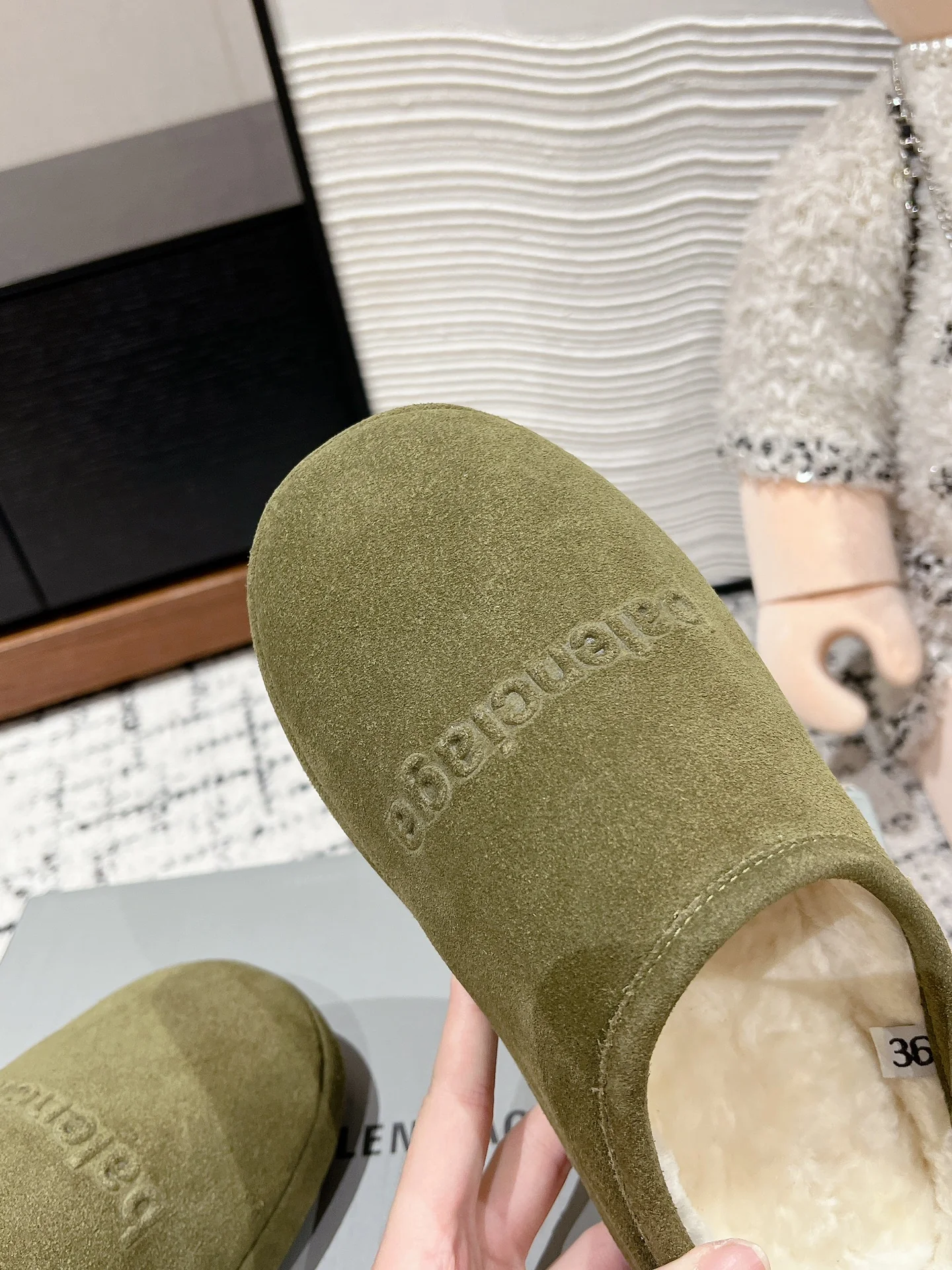 Меховые тапочки Balenciaga 2024 - зеленые