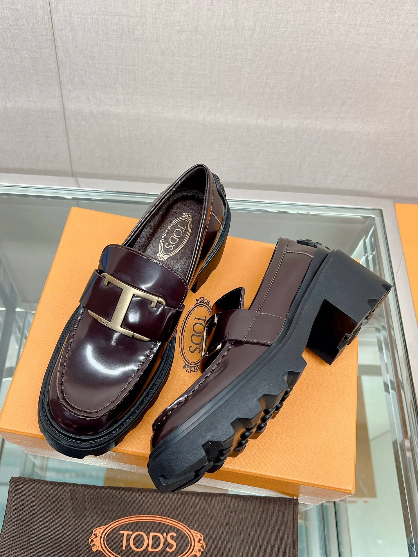 Весенняя коллекция Tods 2023 — обувь в стиле ретро с афро-прической в ??британском стиле.