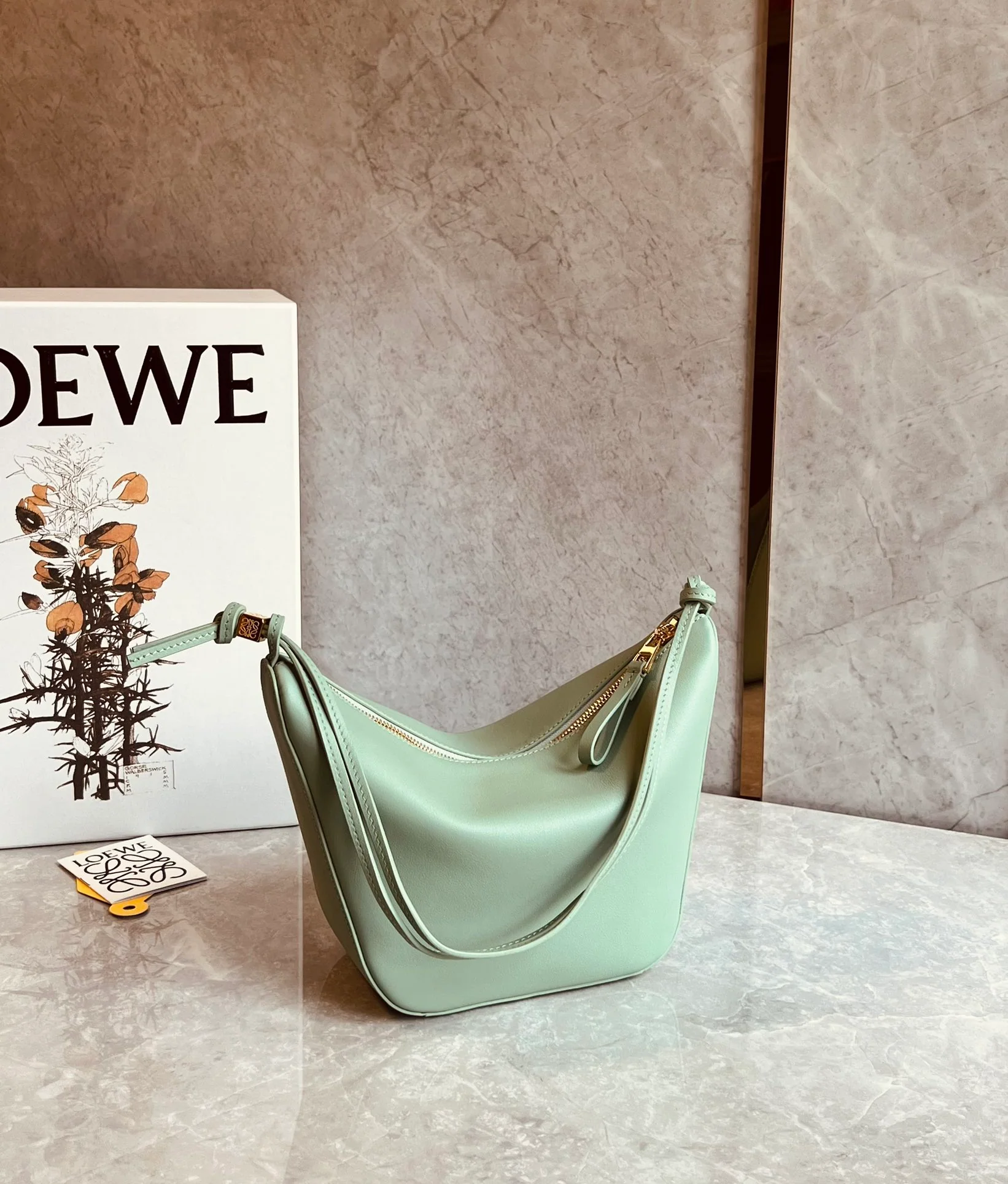 Сумка-хобо Loewe Hammock, светло-зеленая.