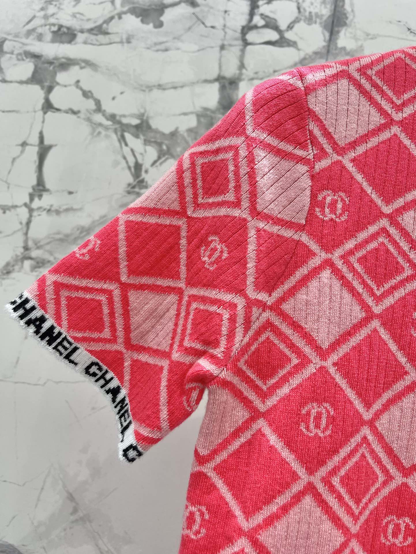 Новый клетчатый трикотажный топ Chanel 2403-24 с короткими рукавами - розовый