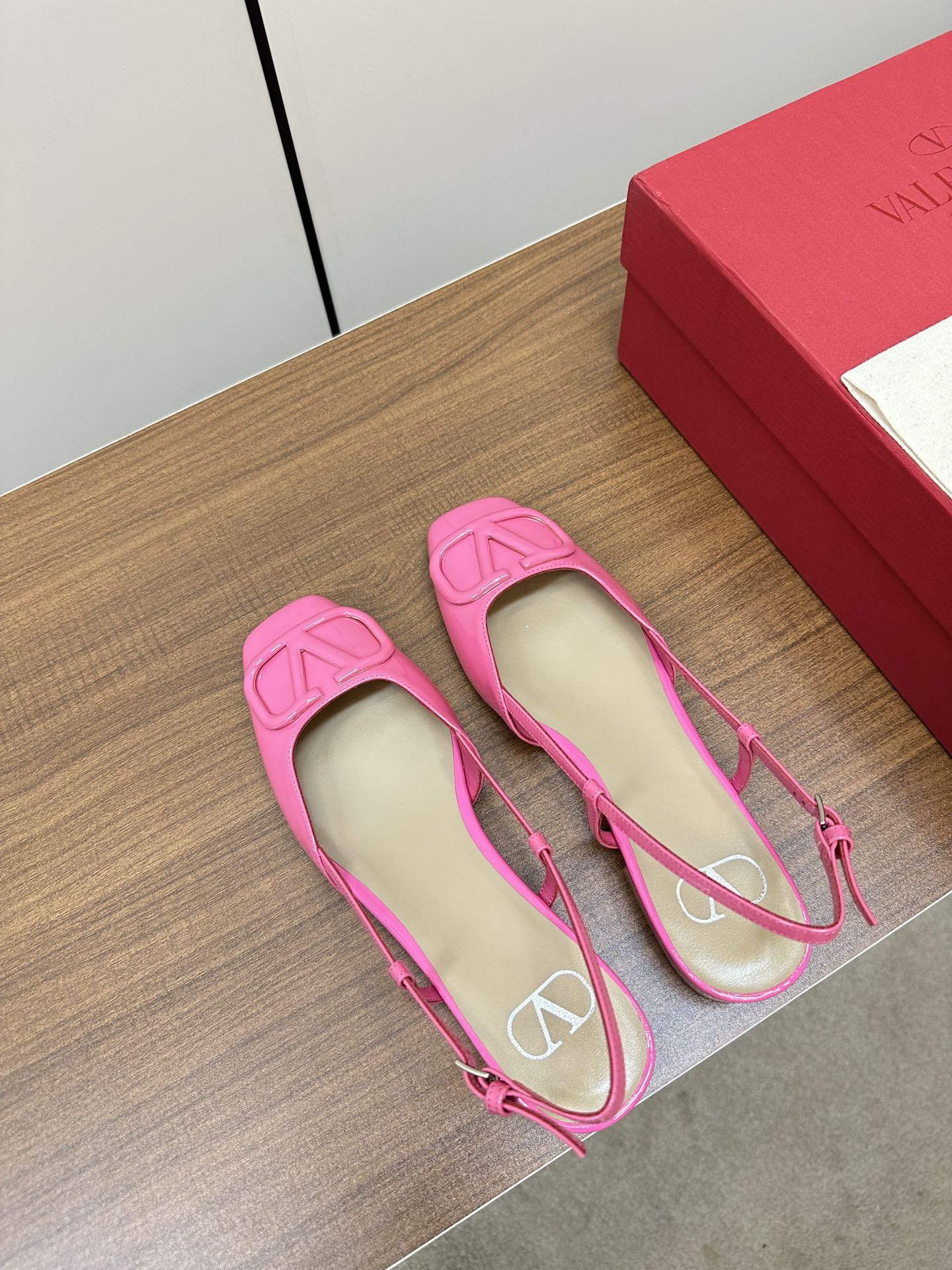 Новинка сезона весна/лето 2023 от Valentino - Большие сандалии-балетки с V-образным вырезом - Розовые