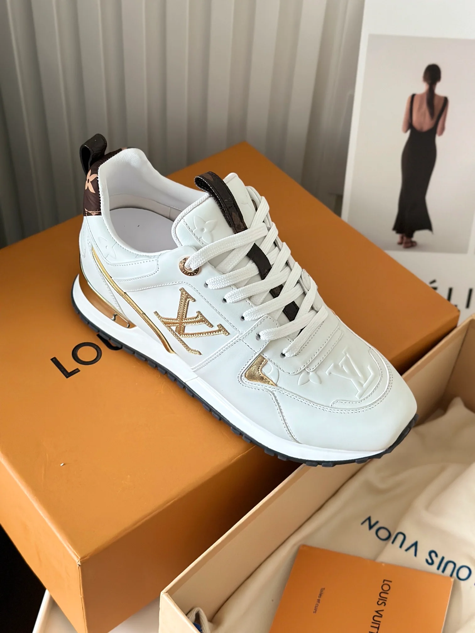 Кроссовки LV Runaway - переливающаяся кожа - белые