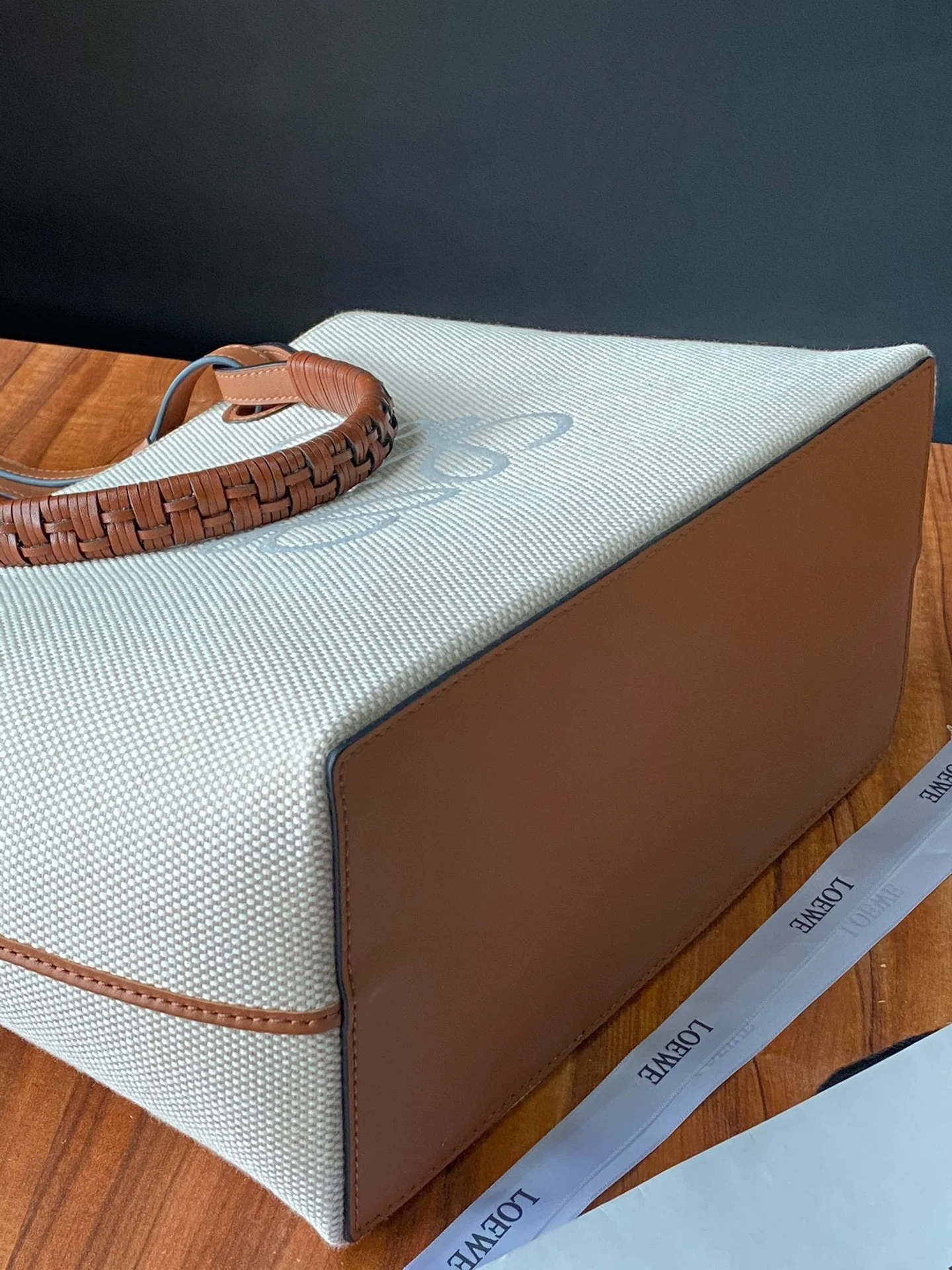 Сумка-тоут Loewe с вышивкой в ??виде анаграммы