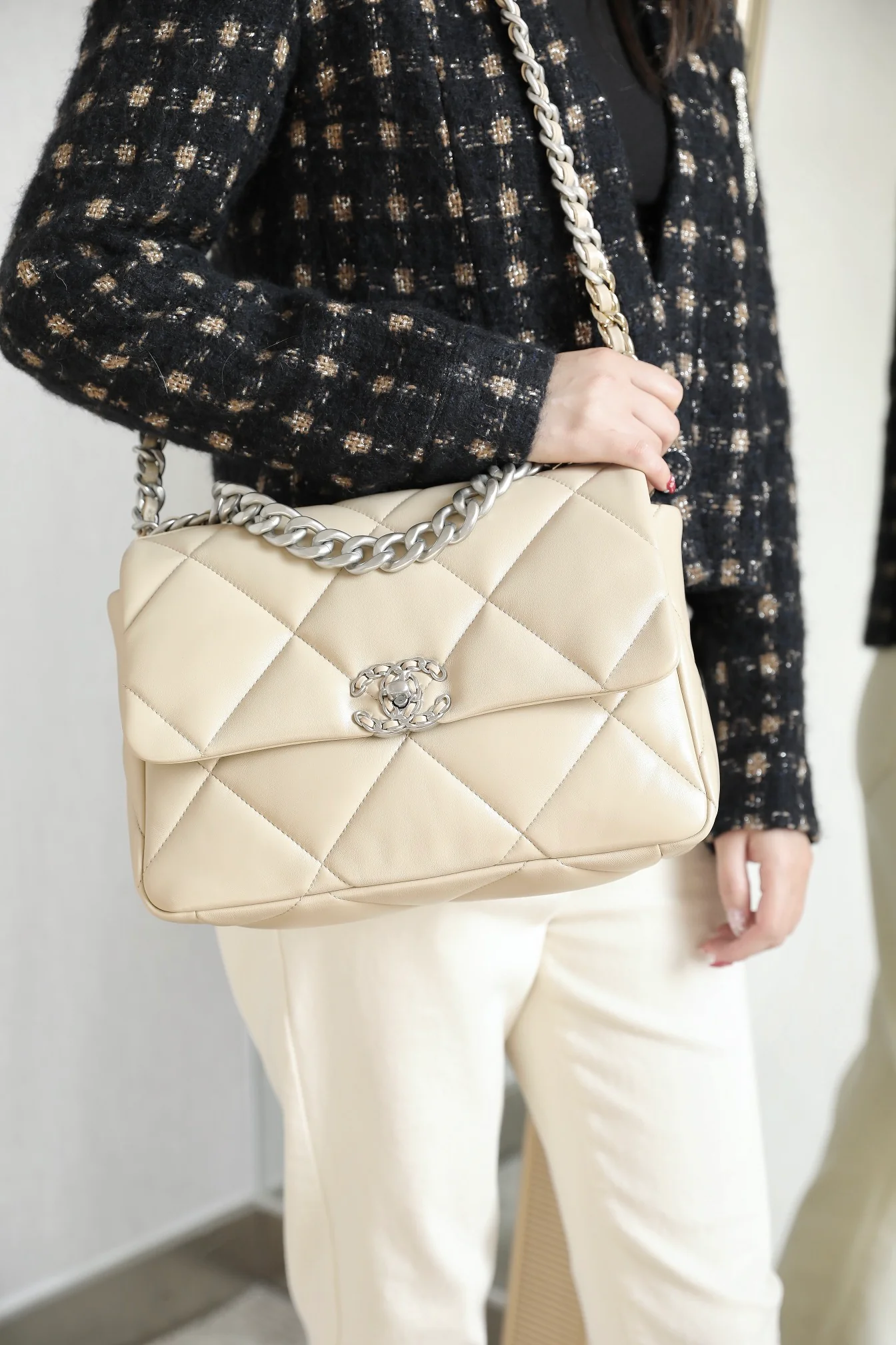 Сумка Chanel 19 — абрикосовый цвет, серебряная пряжка — размер Medium — на фото.