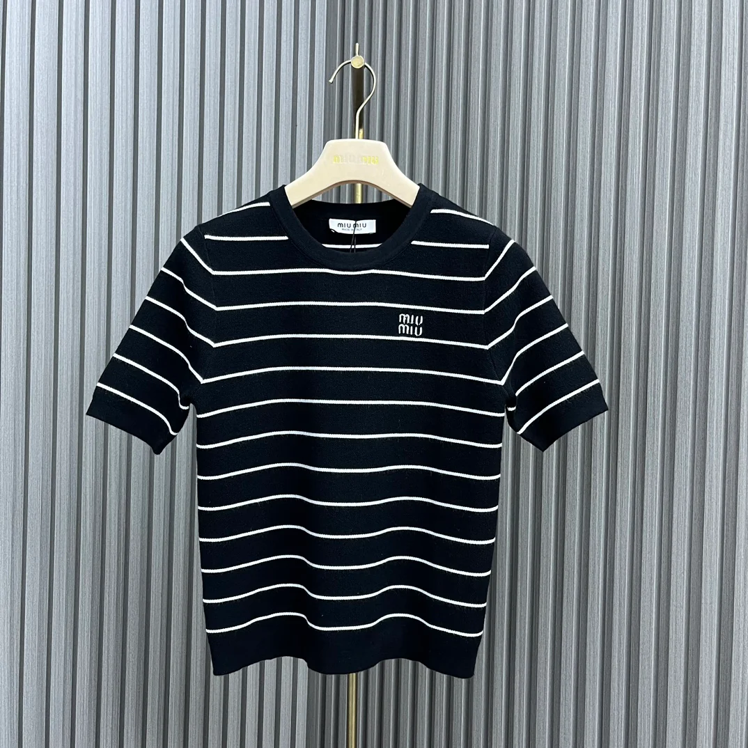 Miu Miu - 2404-24 Новинка: Футболка с круглым вырезом, полосатая, с коротким рукавом - Черная