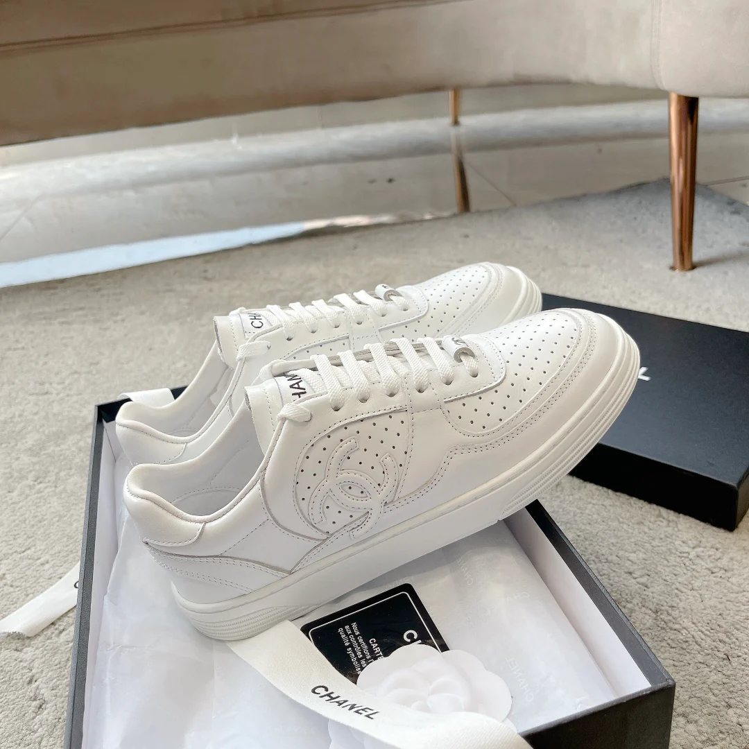 Новинка сезона весна/лето 2023 от Chanel - Кроссовки - Белые