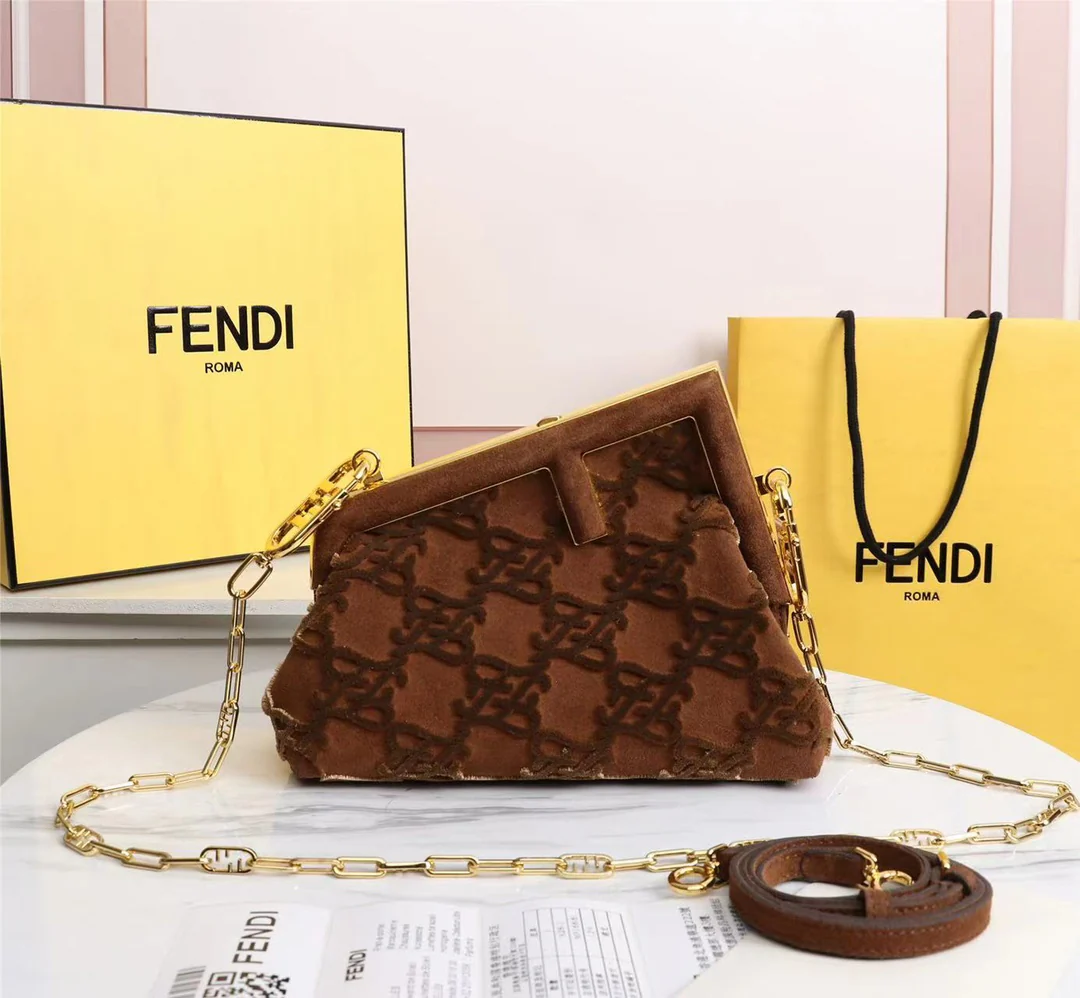 Сумка Fendi First среднего размера из коричневой замши