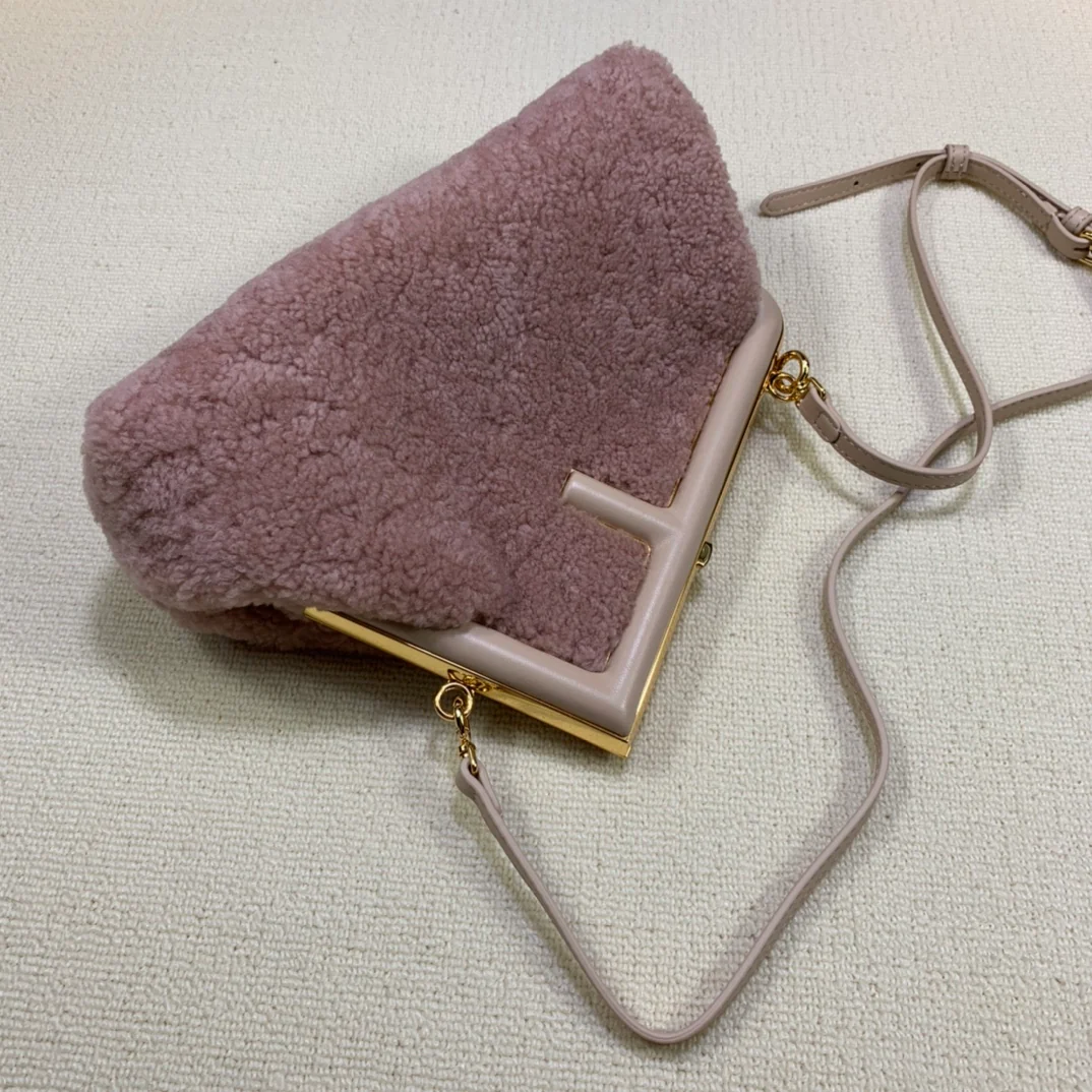 Fendi - первая маленькая шерстяная сумочка