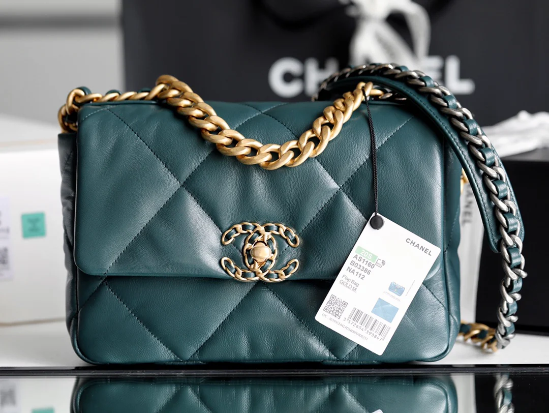 Сумка Chanel 19 — маленькая, темно-зеленая.