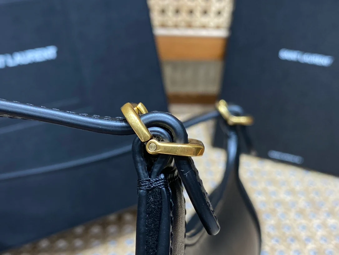 Новинка сезона весна/лето 2022 от YSL - сумка через плечо/кроссбоди.