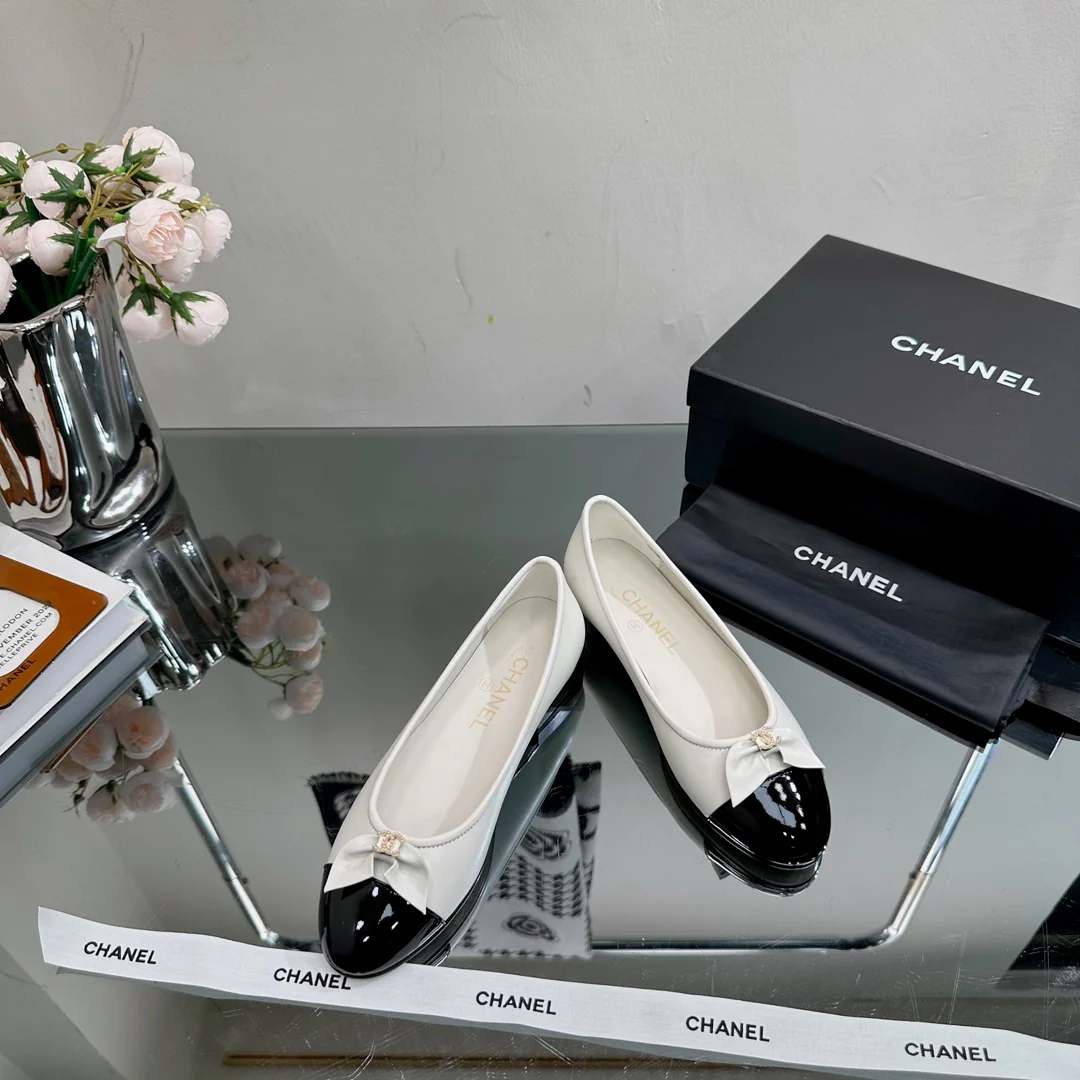 Новинка сезона весна/лето 2023 от Chanel - Балетки - Белые