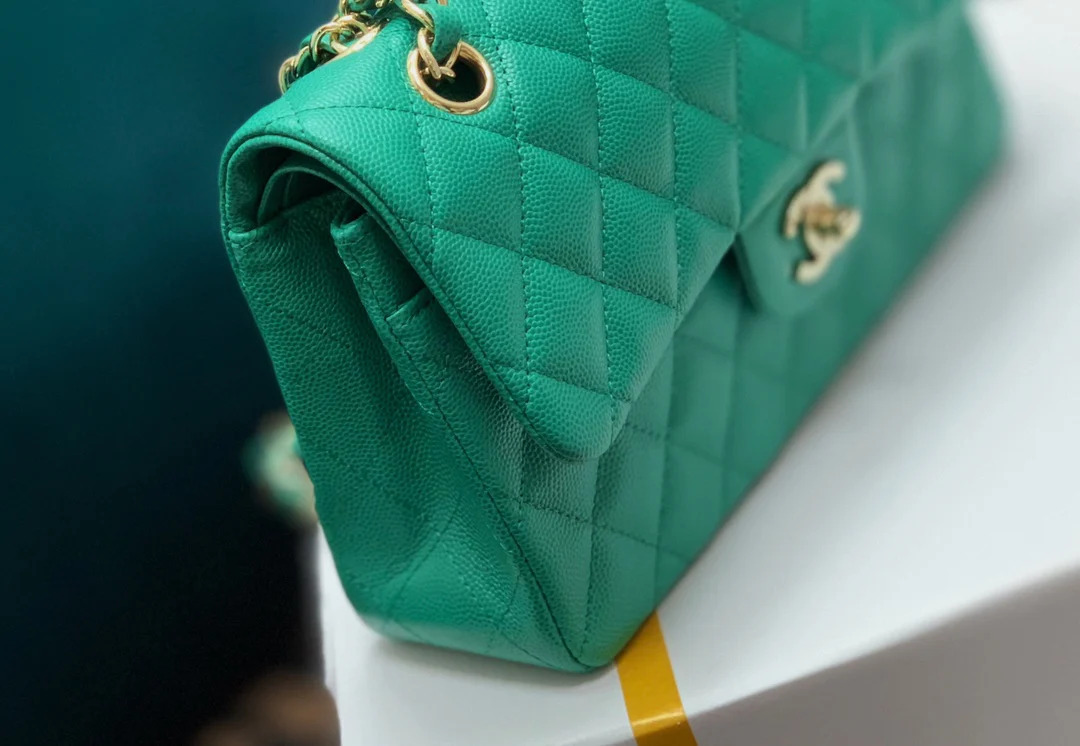 Chanel - Маленькая сумка из телячьей кожи с шариковым узором - CF - Зеленая - 23 см