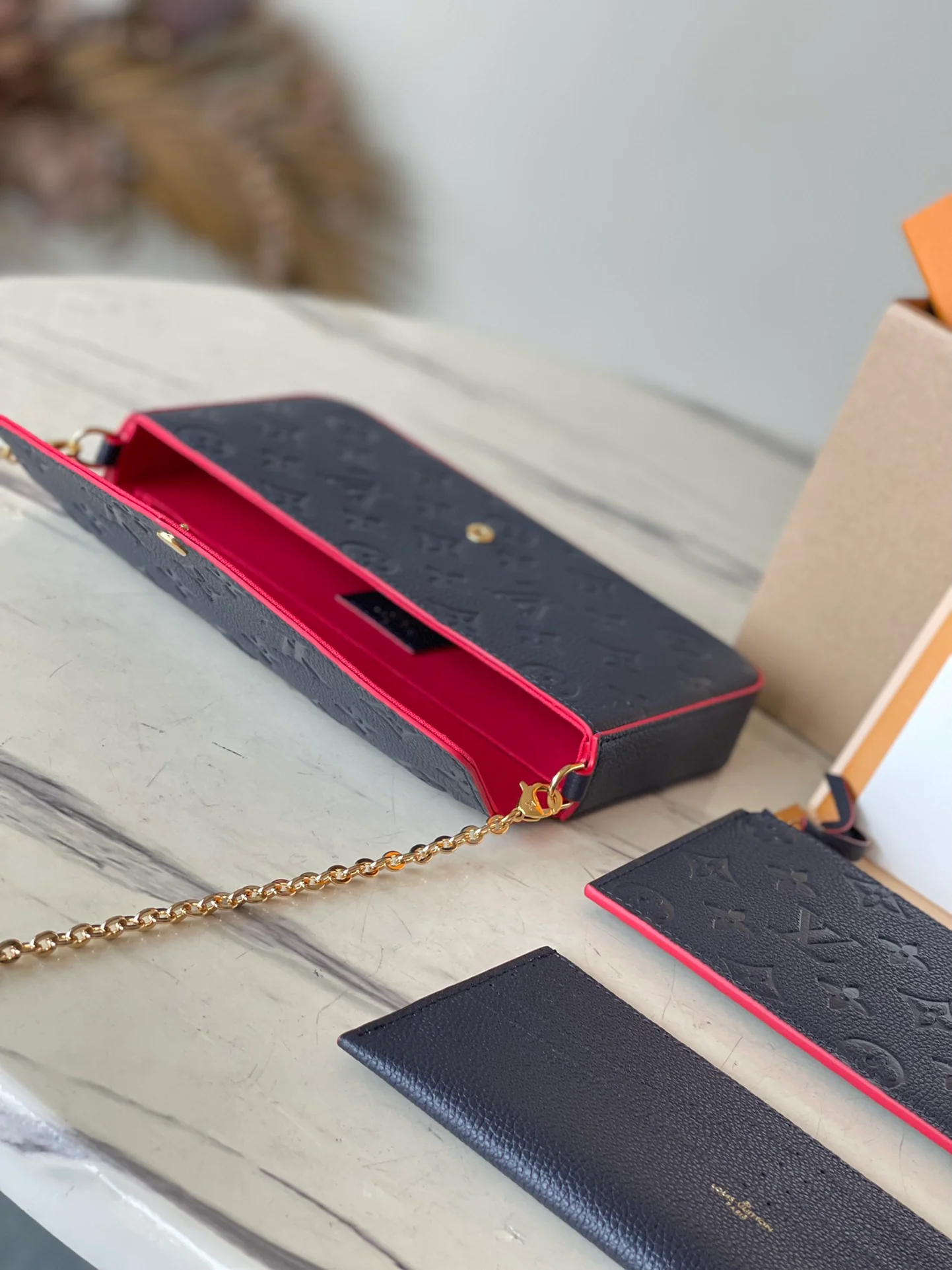 m64099-LV-pochette-felicie-empreinte сумка через плечо с тиснением-темно-синий