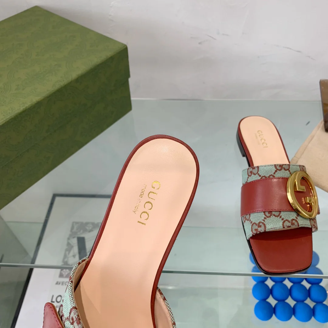 Новинка сезона весна/лето 2022 — тапочки с двойной буквой G.