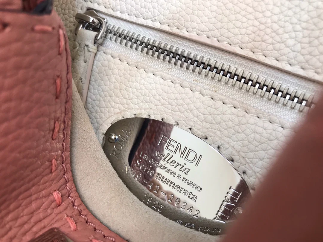 Мини-сумочка Fendi Peekaboo из розовой кожи