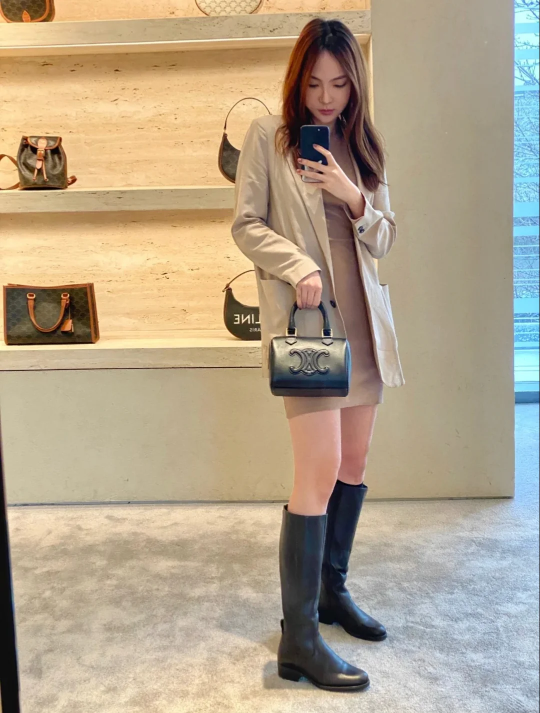 Коллекция Celine Весна/Лето 2023 - Бостон-сумка Cuir Triomphe из гладкой телячьей кожи - Черная