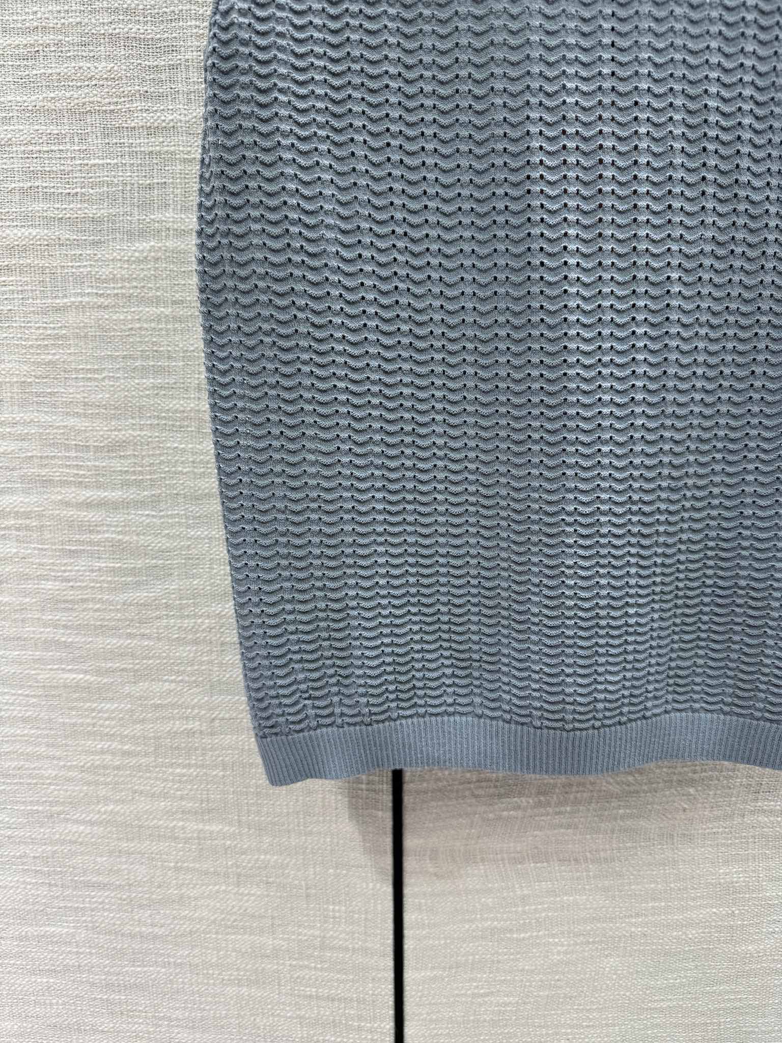 Жилет Miu Miu-2404 из плотной вязки с бисером, серый.