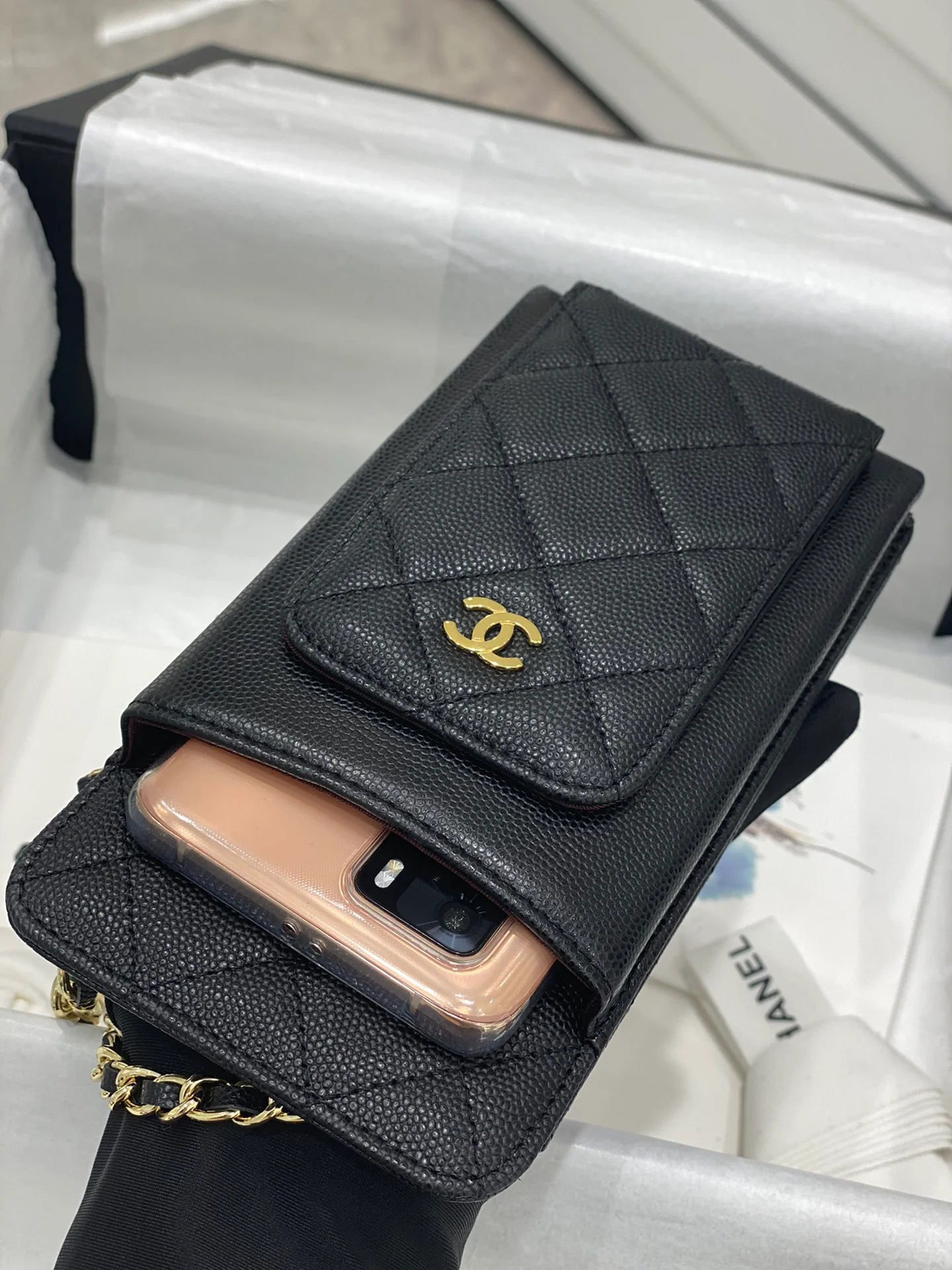 Chanel - Сумка для телефона из зернистой кожи - Черная с золотой фурнитурой