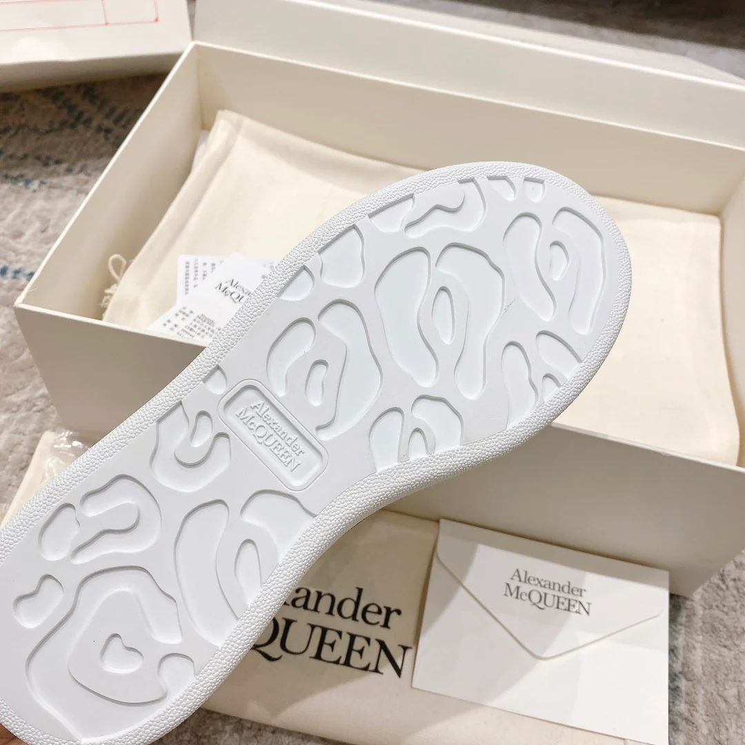 McQueen - Классические белые кроссовки - Черная основа с белой пяткой