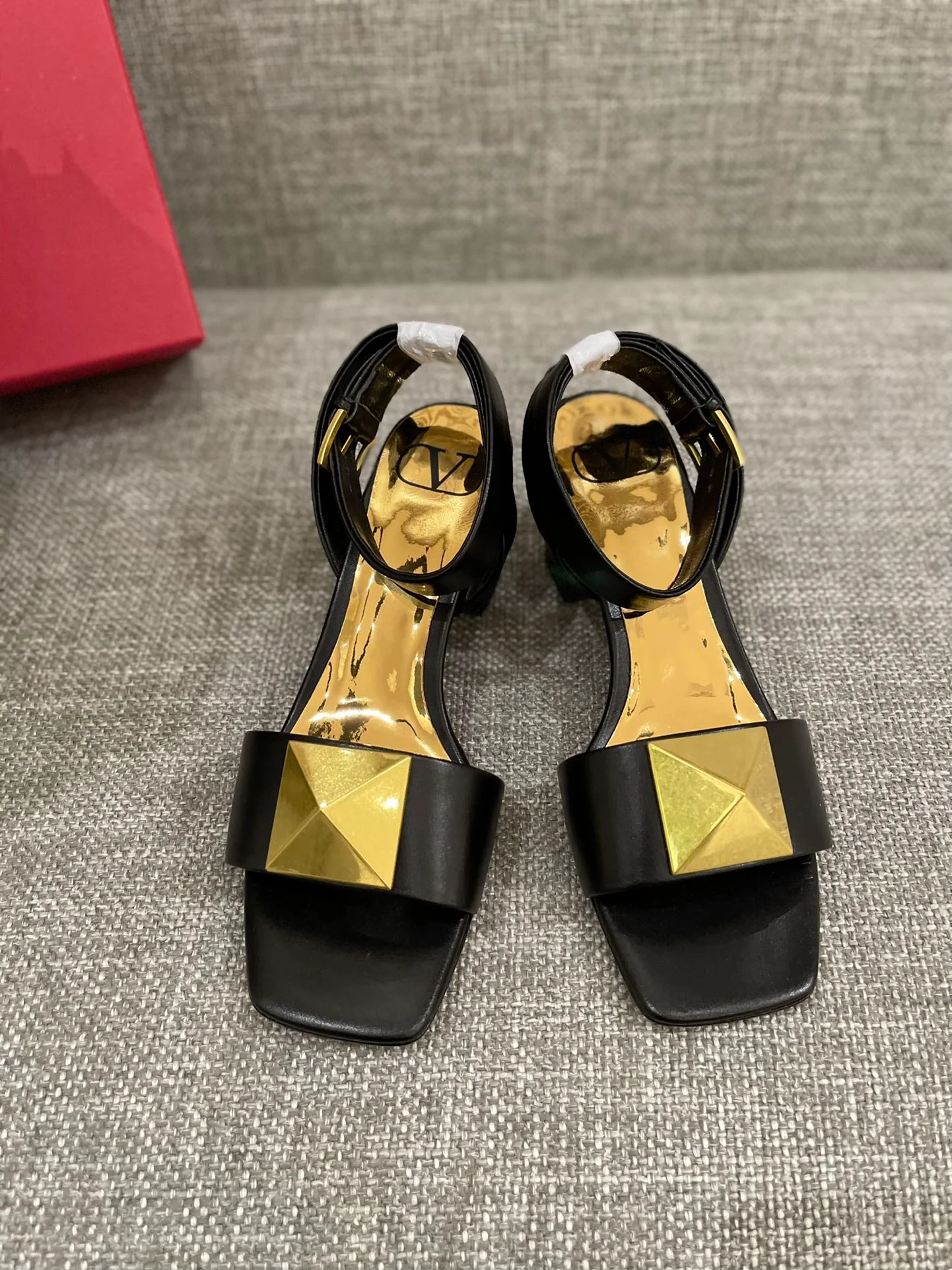 Valentino - Босоножки на массивном каблуке - Черные