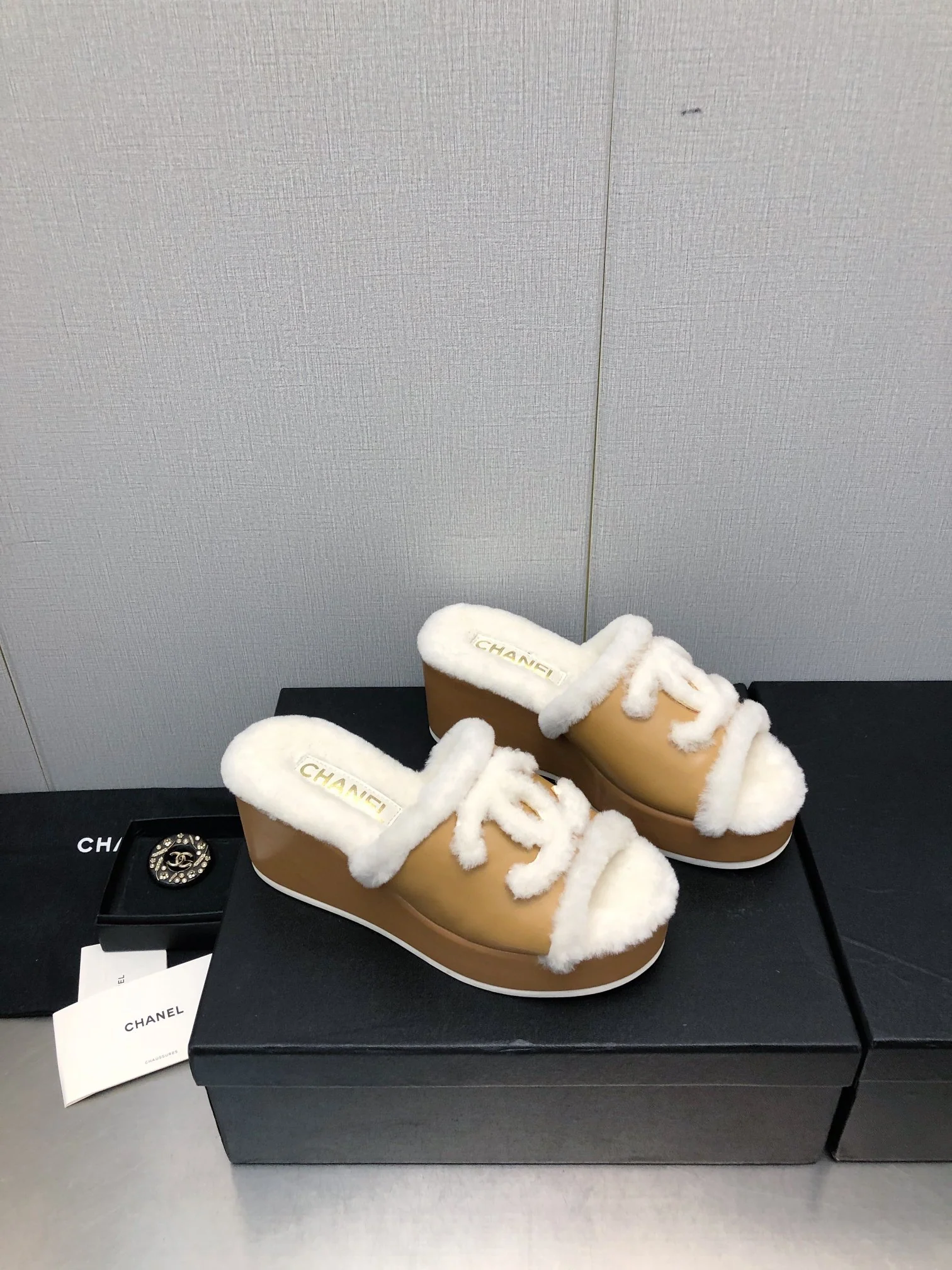 Новинка сезона осень/зима 2023 от Chanel - шерстяные сандалии в клетку сзади - кожа кофейно-коричневого цвета.