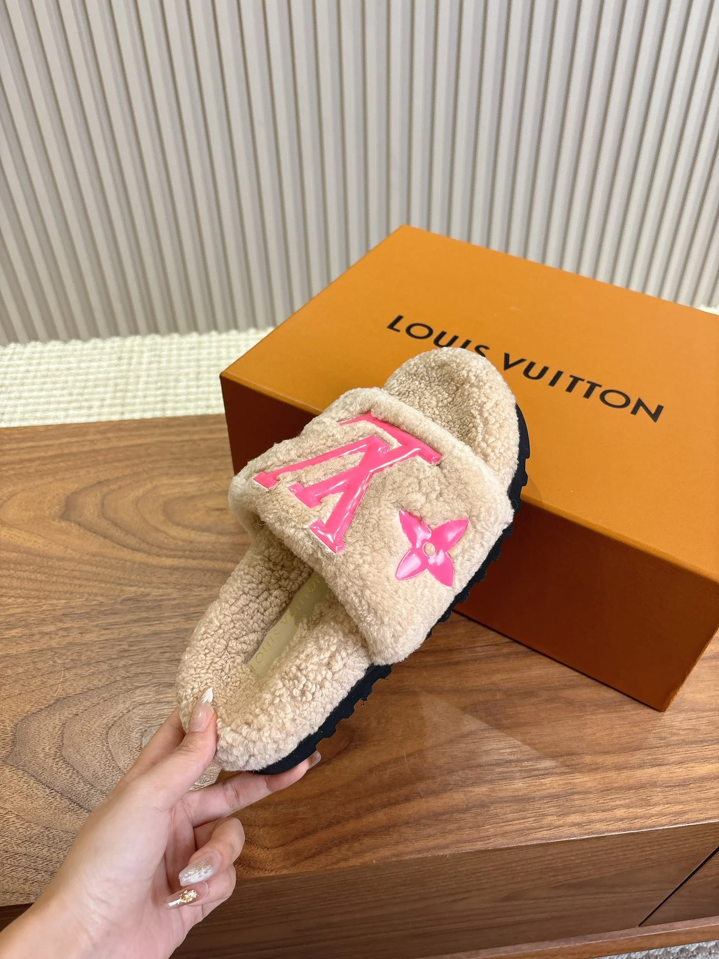 LV-2024 Шерстяные тапочки - Кофейный