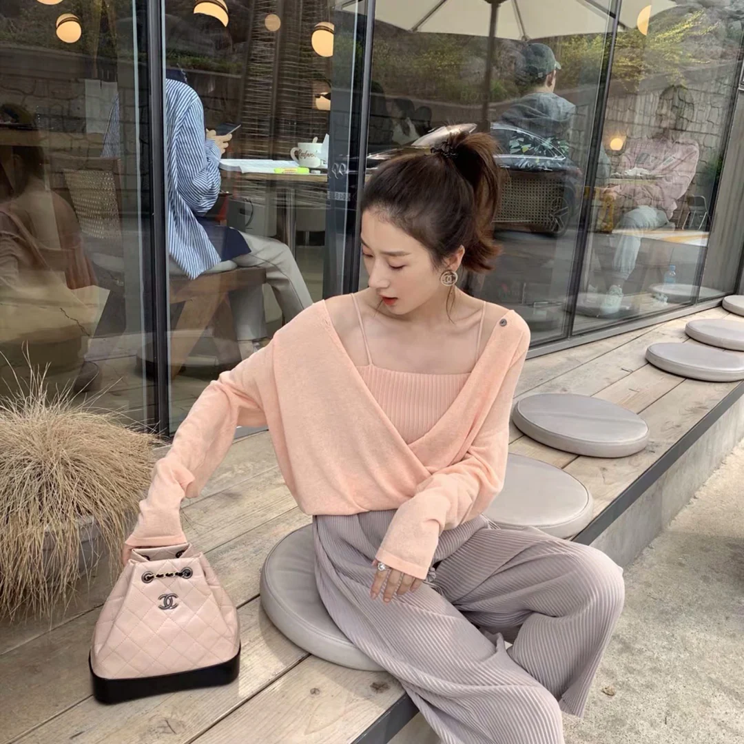 Маленький рюкзак-хобо Chanel — бежевый и черный.