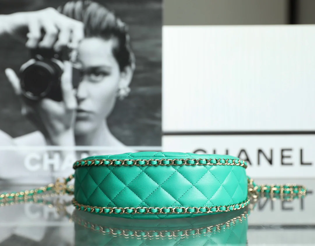 Новинка сезона весна/лето 2023 от Chanel - сумка ?Полумесяц? - маленькая - зеленая