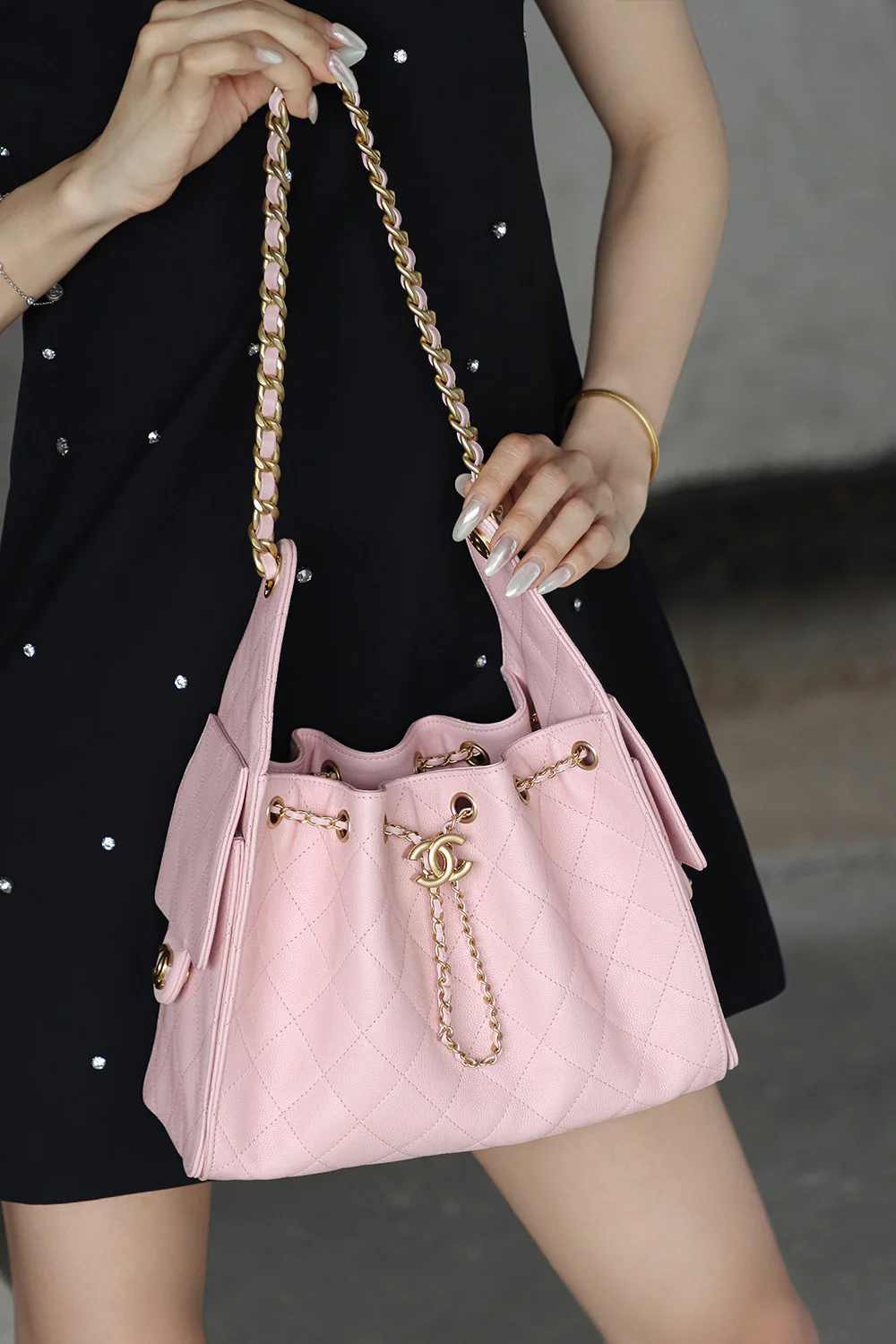 Сумка-хобо Chanel 25c Hippie, маленькая, розовая, с золотой пряжкой.