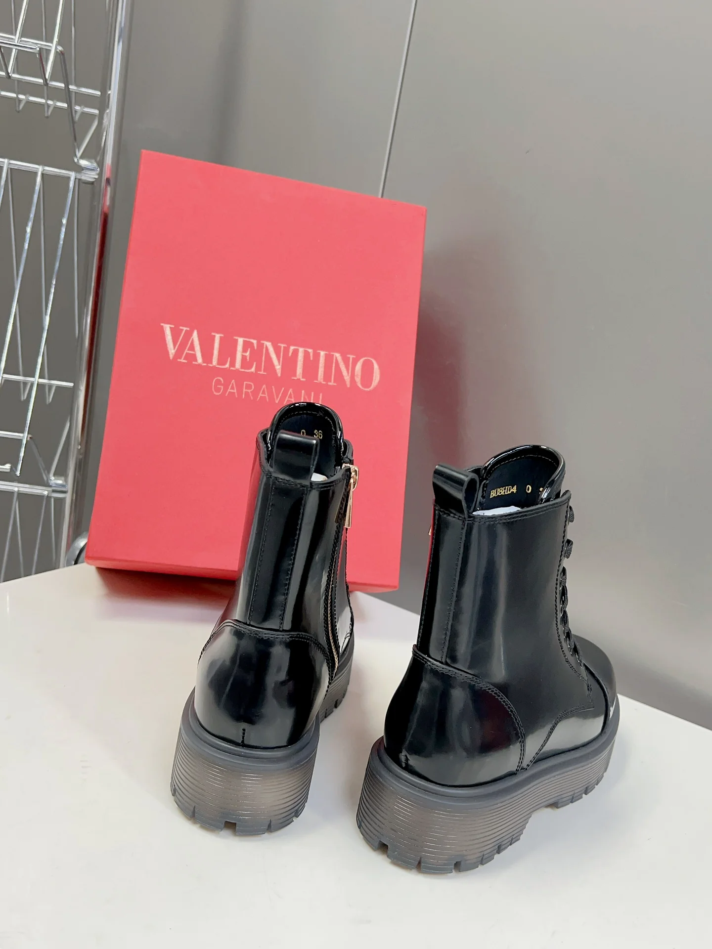 Коллекция Valentino осень/зима 2023, представленная на подиуме - Ботильоны на шнуровке - Черные