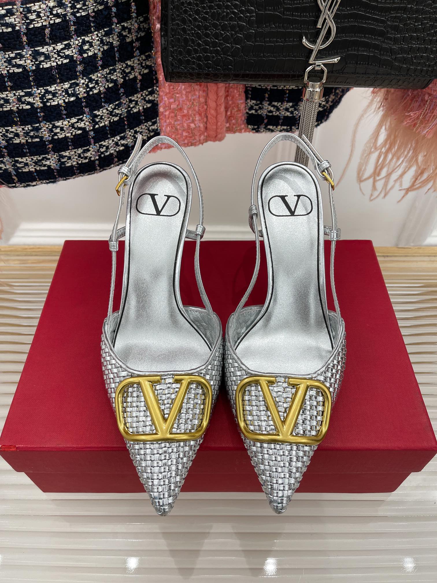 Новинка сезона весна/лето 2023 от Valentino - Босоножки на высоком каблуке V-Buck из плетеной кожи - 8 см - Серебристые