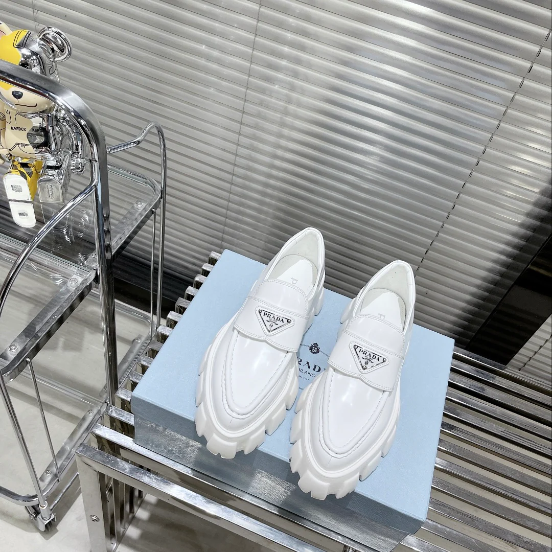 Акробатические трюки на платформе Prada с острым носком