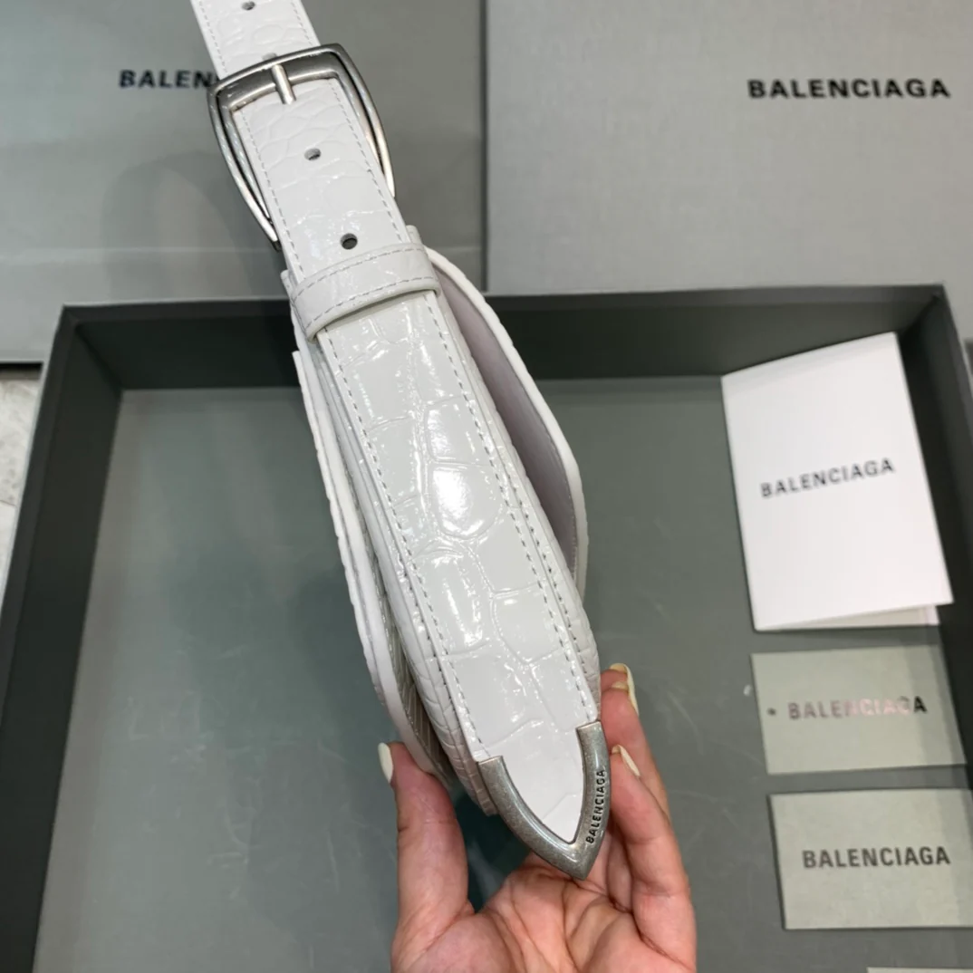 Сумка Balenciaga Ghost Bag - сумка под мышкой