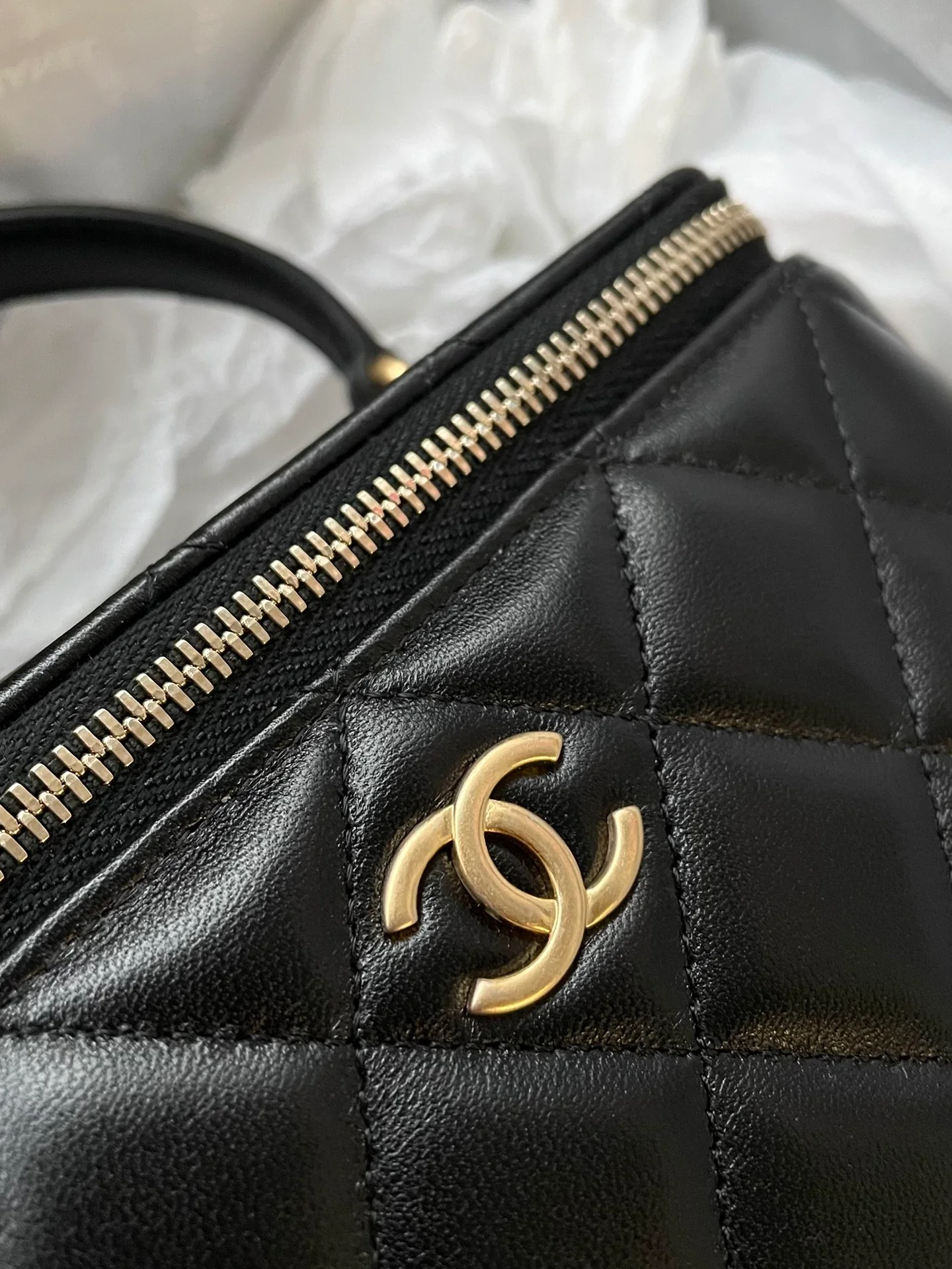 Сумка-коробочка Chanel с кожаной ручкой, длинная, черная.