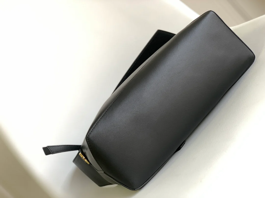 Сумка-хобо Loewe Puzzle из кожи наппа, черная.