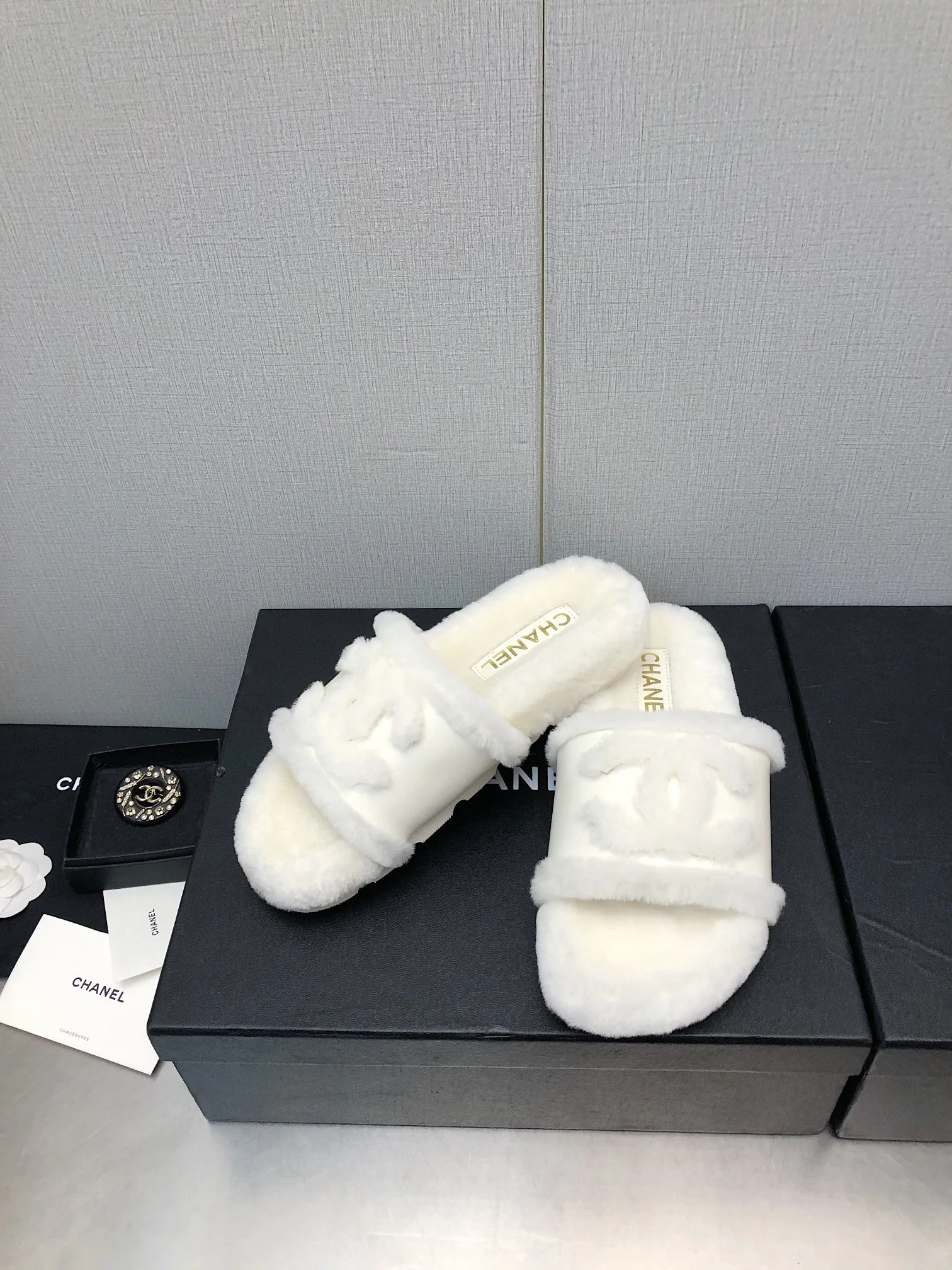 Новинка сезона осень/зима 2023 от Chanel - шерстяные тапочки в клетку - белые кожаные.