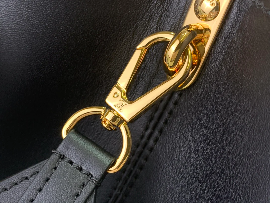 m24067-LV-Большая сумка Capucines, черная с золотой фурнитурой