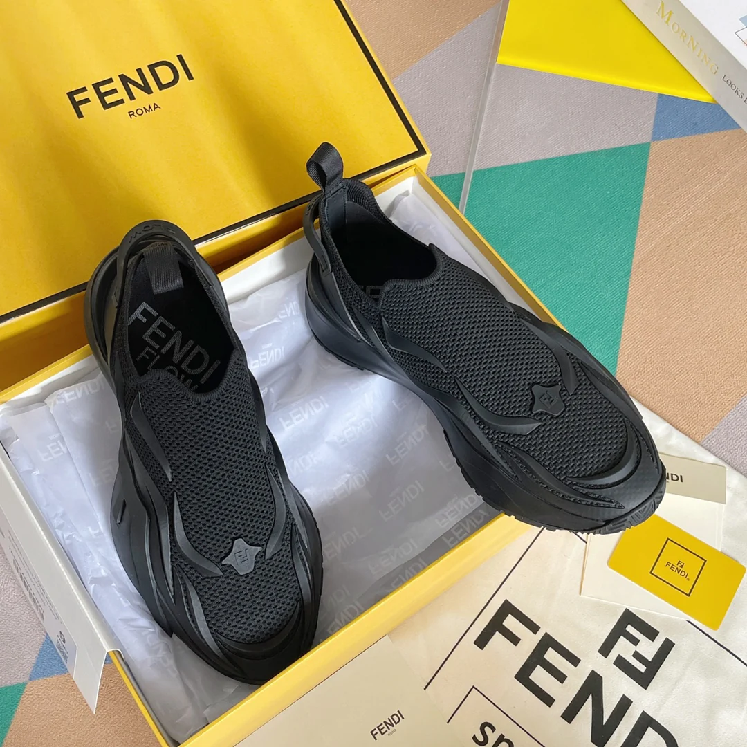 Новинка 2023 года от Fendi - кроссовки Flow Series Flyknit - черные.