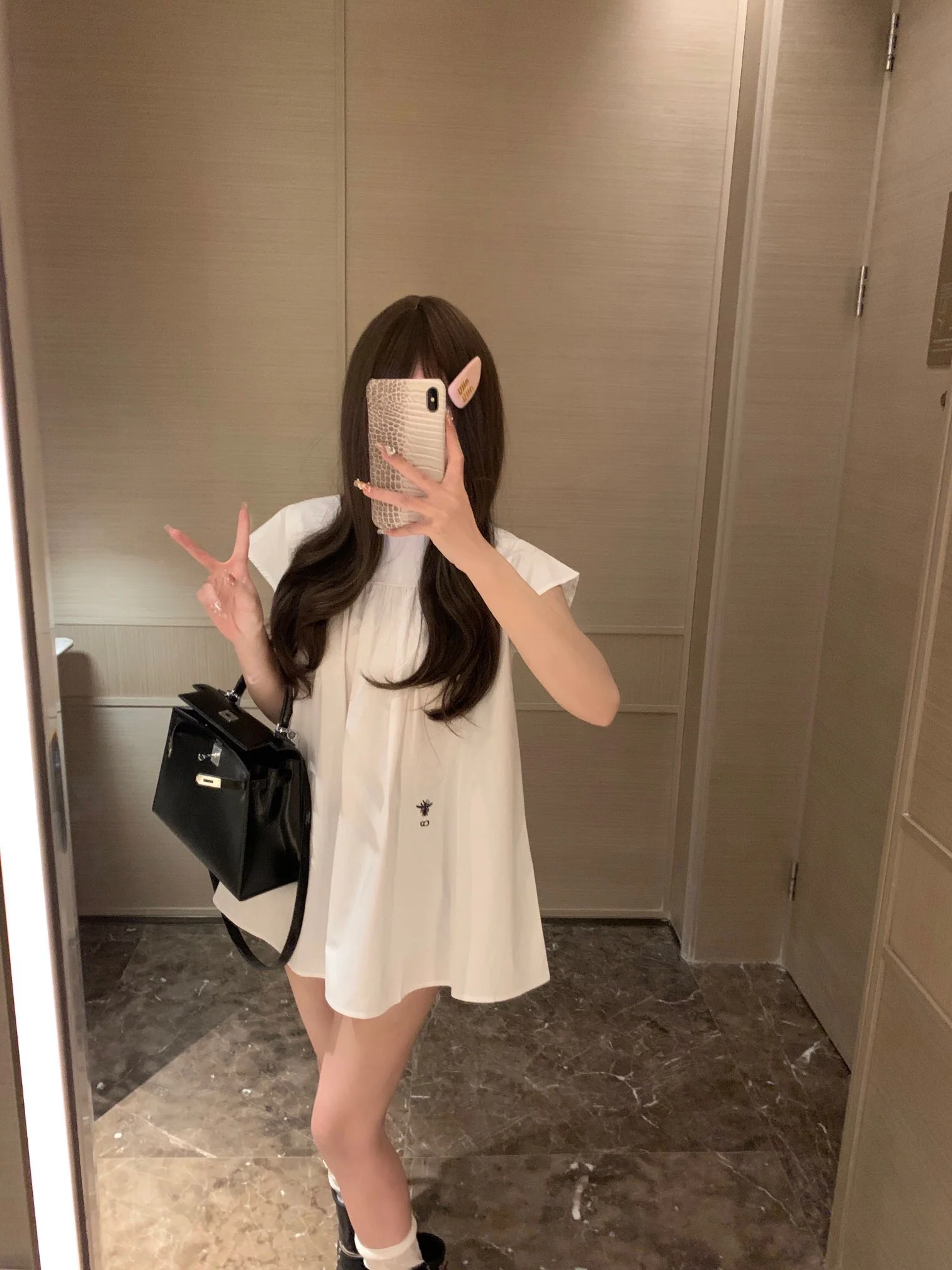 Рубашка-бэбидолл Dior 2403 с вышитой пчелой - белая