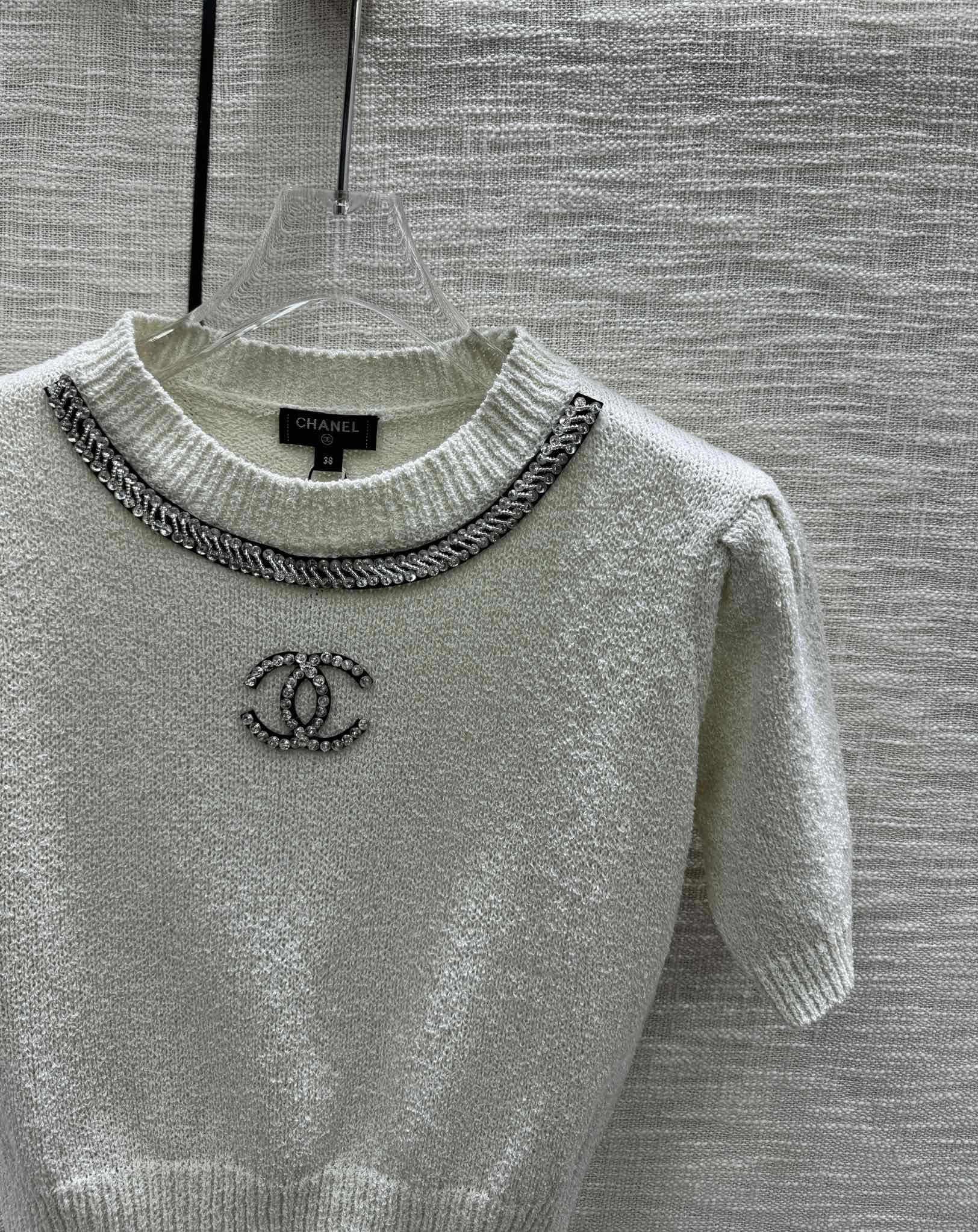 Белая трикотажная футболка Chanel 2403 с коротким рукавом и двойной буквой C.