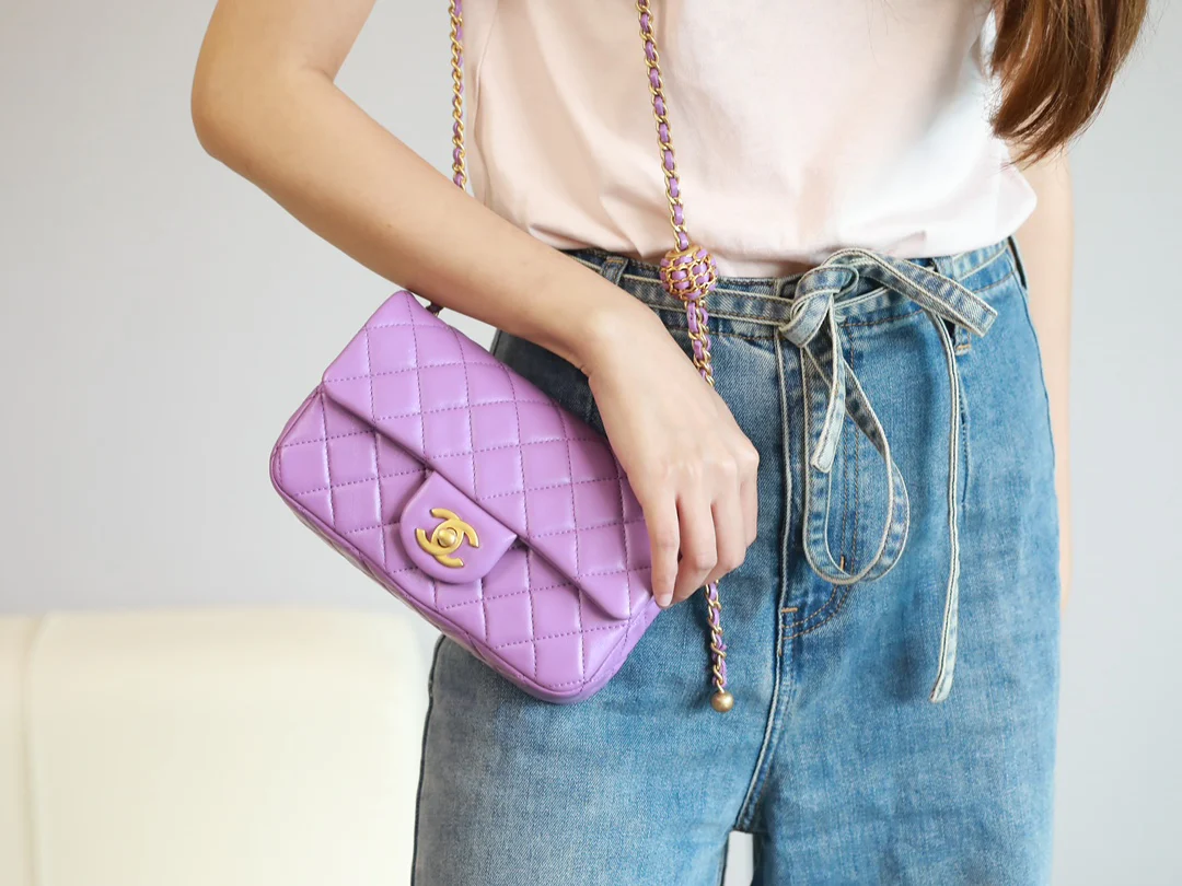 Chanel 2022, последняя модель сумки Golden Globe Square Fat Flap Bag.