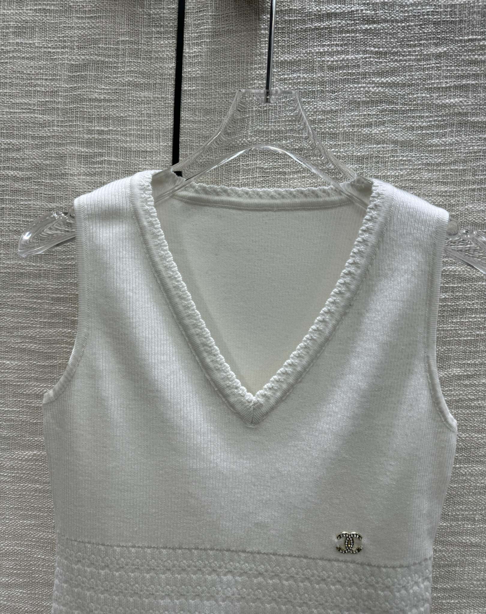 Вязаный жилет Chanel 2403 с V-образным вырезом - белый