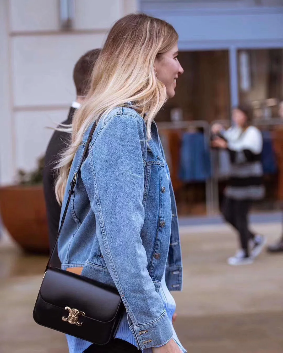 Сумка Celine Triomphe Classic из глянцевой телячьей кожи — черная с золотым логотипом.