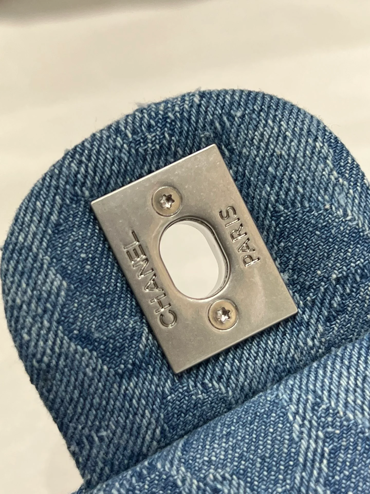 Коллекция Chanel Весна/Лето 2023 - Пряжка в виде сердца с камелией из денима - Квадратная - Светло-голубая серебристая пряжка - 19 см