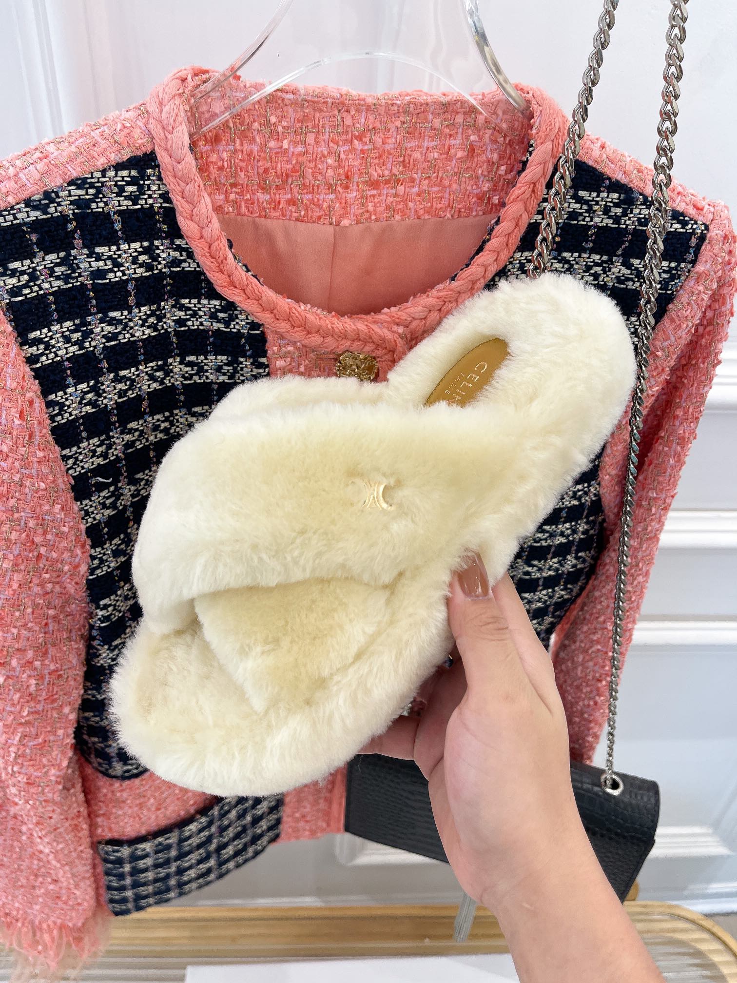 Коллекция Celine Осень/Зима 2022 - Шерстяные тапочки с перекрестным кроем