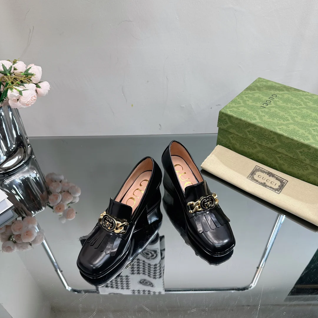 Новинка сезона осень/зима 2023 от Gucci - Лоферы на высоком каблуке - Лакированная кожа, черные